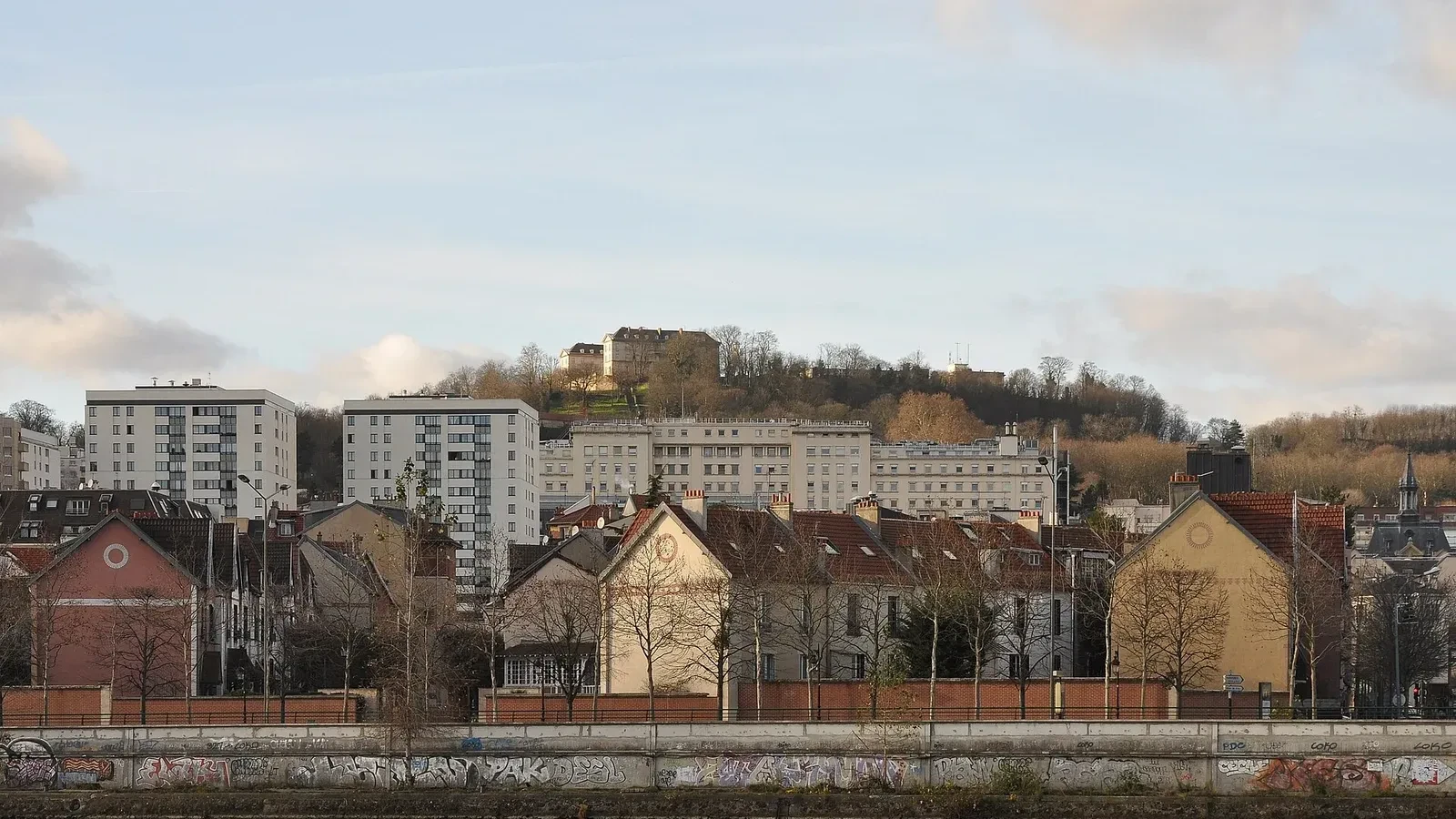 Vue de Suresnes depuis les berges de la Seine