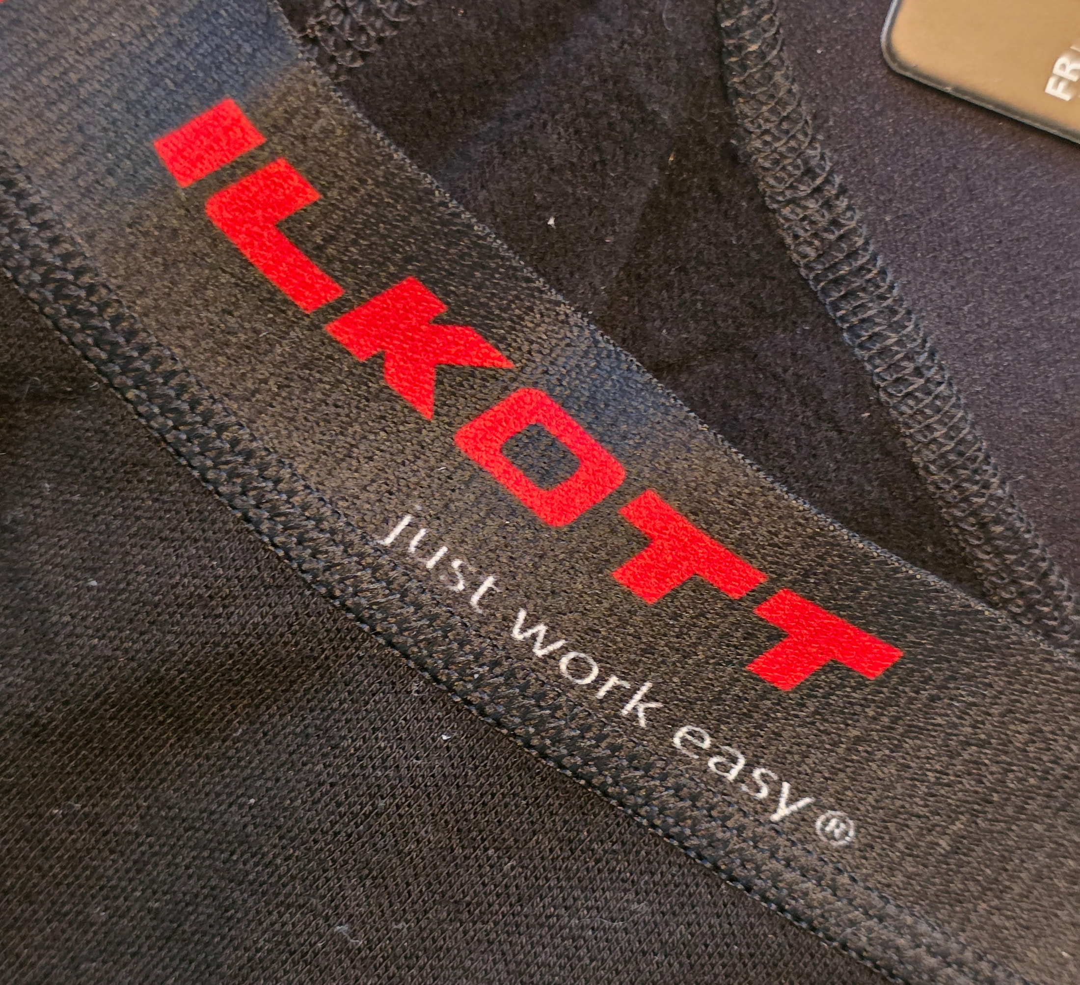 Fascia elastica in vita della calzamaglia Ilkott con la scritta Just Work Easy