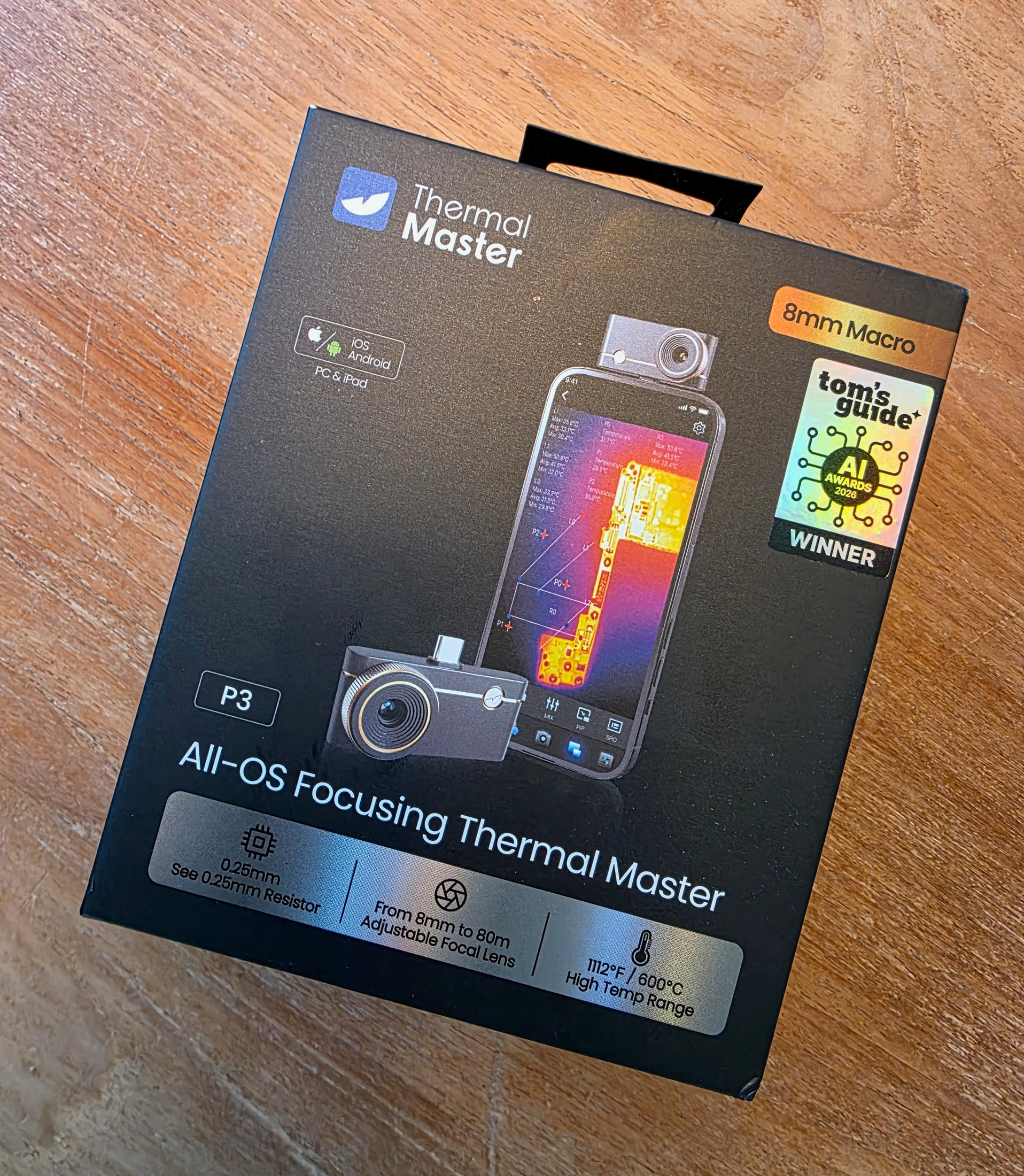 Caja de la cámara térmica Thermal Master P3, fotografiada sobre una mesa de madera