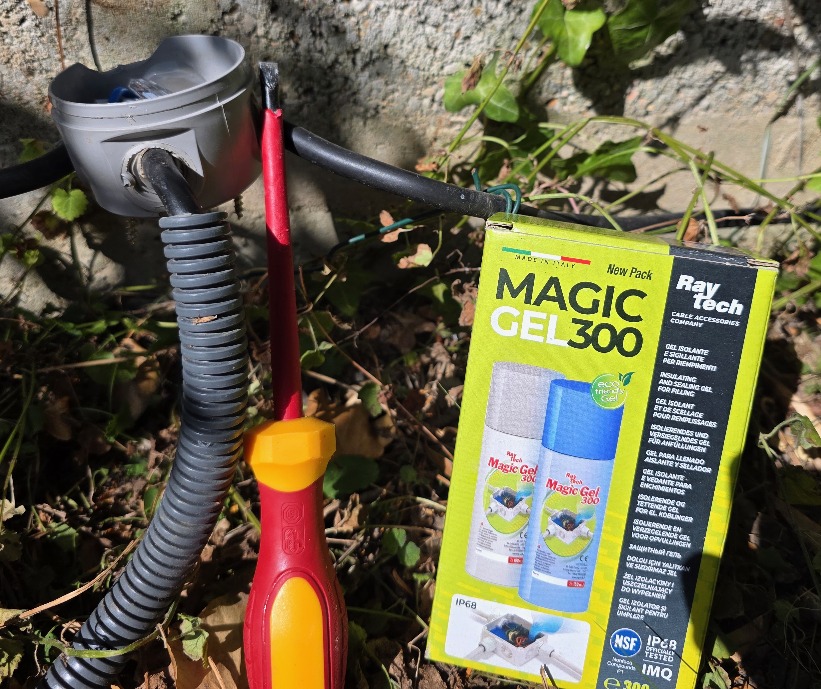 Scatola di Magic Gel 300 Raytech posata vicino a una scatola di derivazione e a un cacciavite