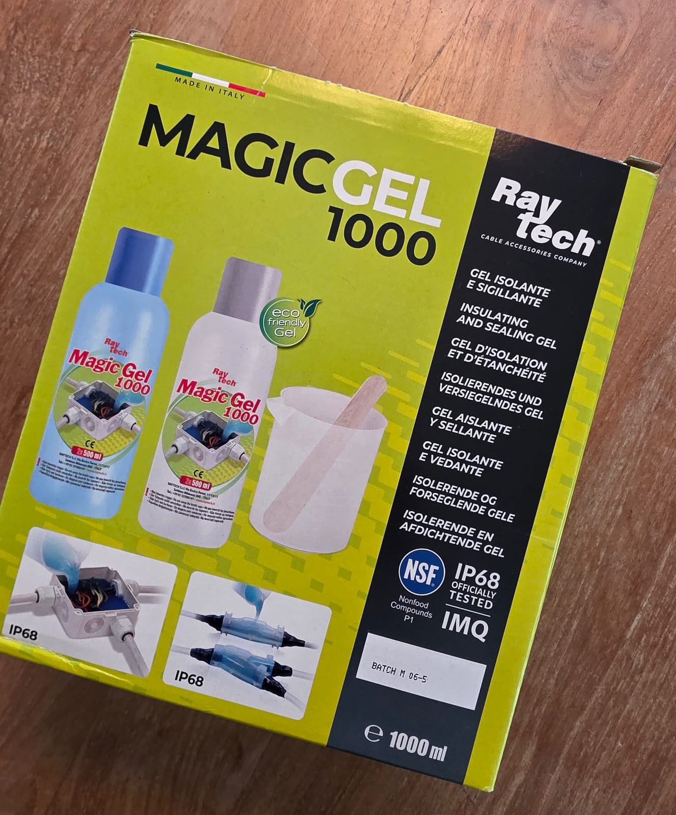 Scatola di Magic Gel 1000 Raytech, gel isolante con tenuta IP68 da 1000 ml, posata su un parquet in legno