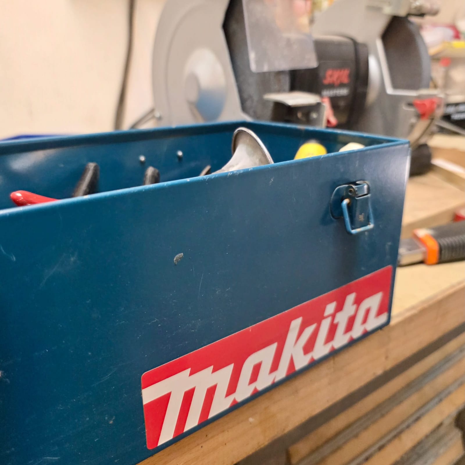 Scatola Makita vintage posata su una scrivania