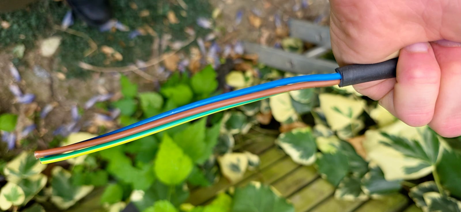Cavo R2V 2,5 mm² spellato con il Knipex ErgoStrip, conduttori a vista