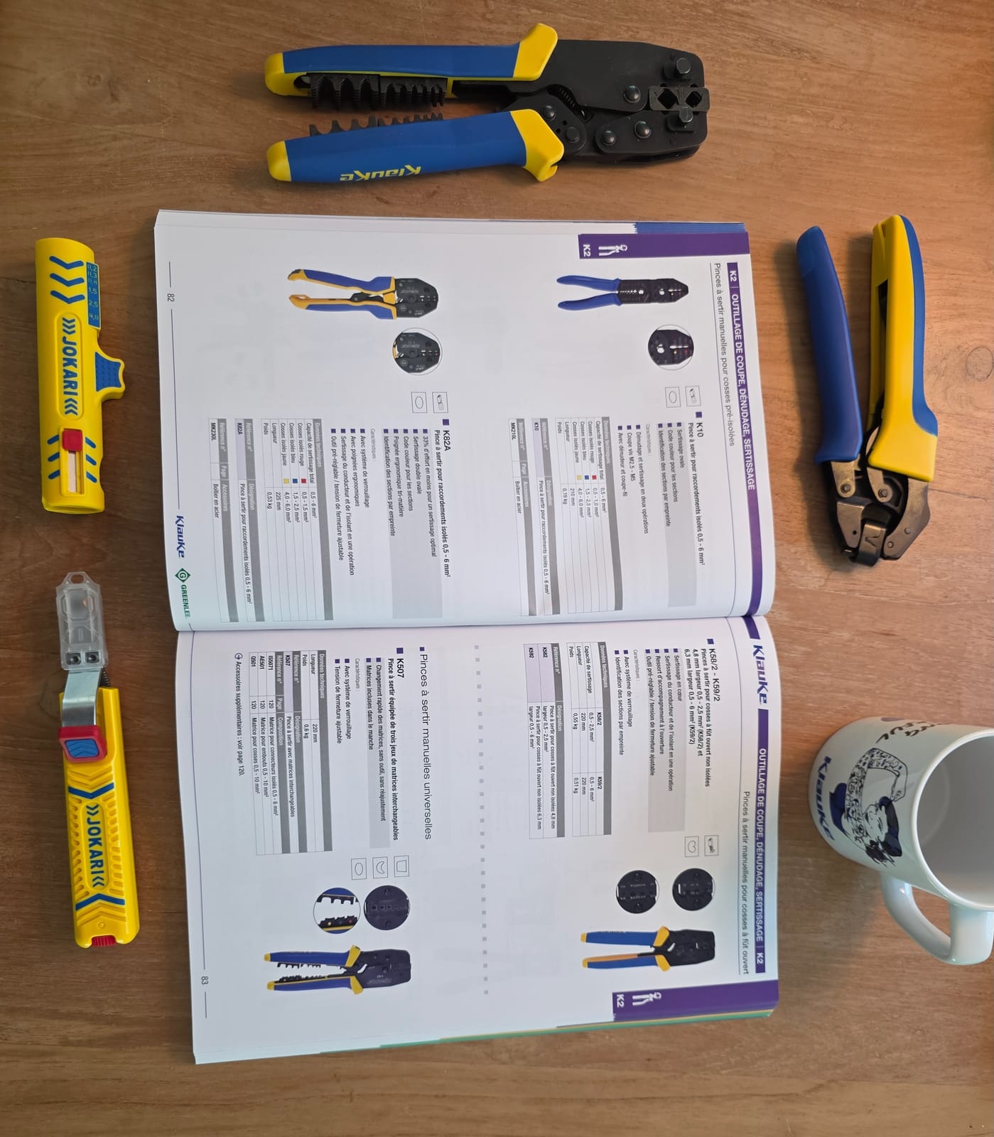 Catálogo Klauke abierto sobre una mesa de madera, rodeado de la K32, la K 507 WF y pelacables