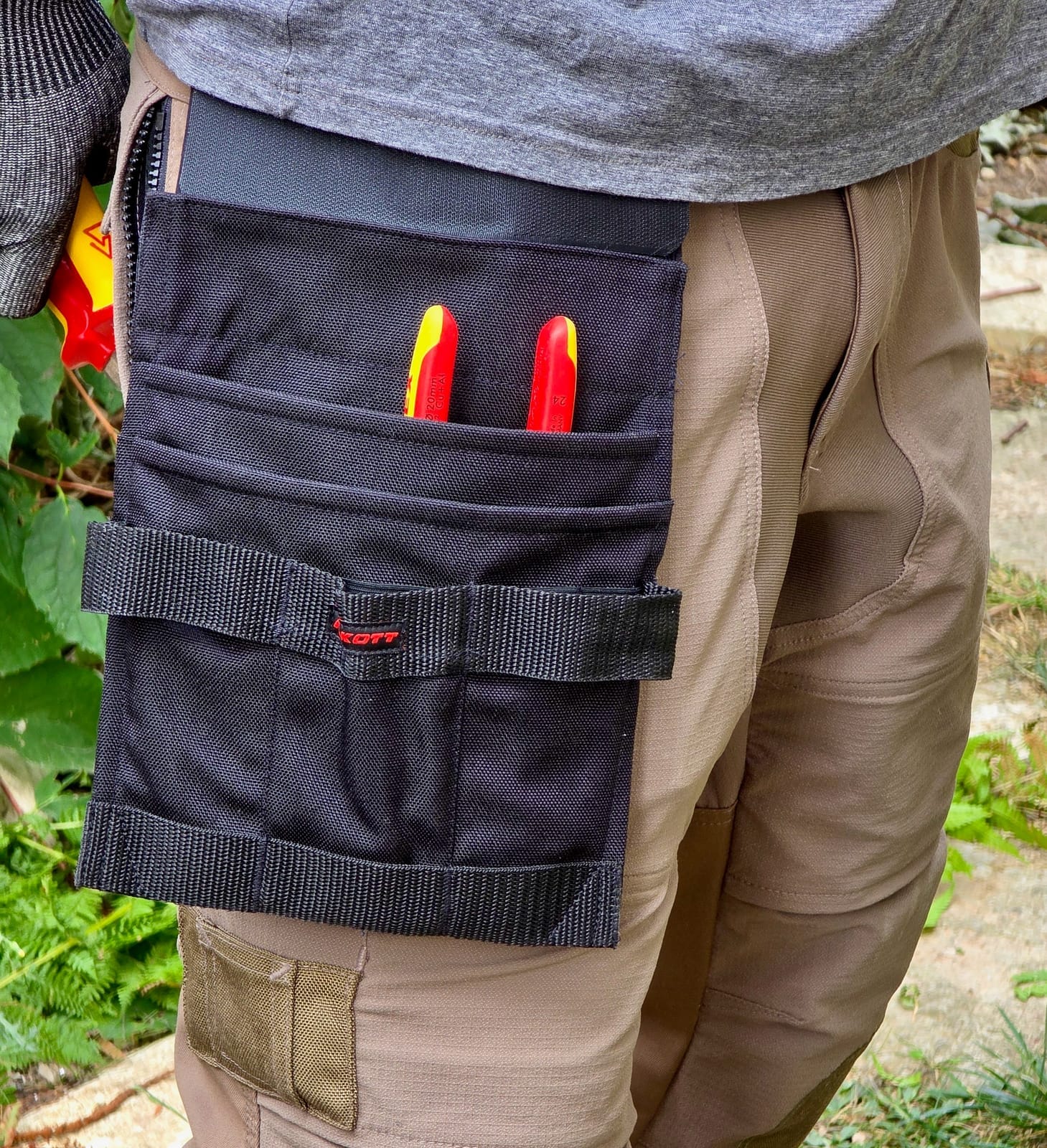 Primo piano sulla borsa portautensili Ilkott agganciata alla cintura