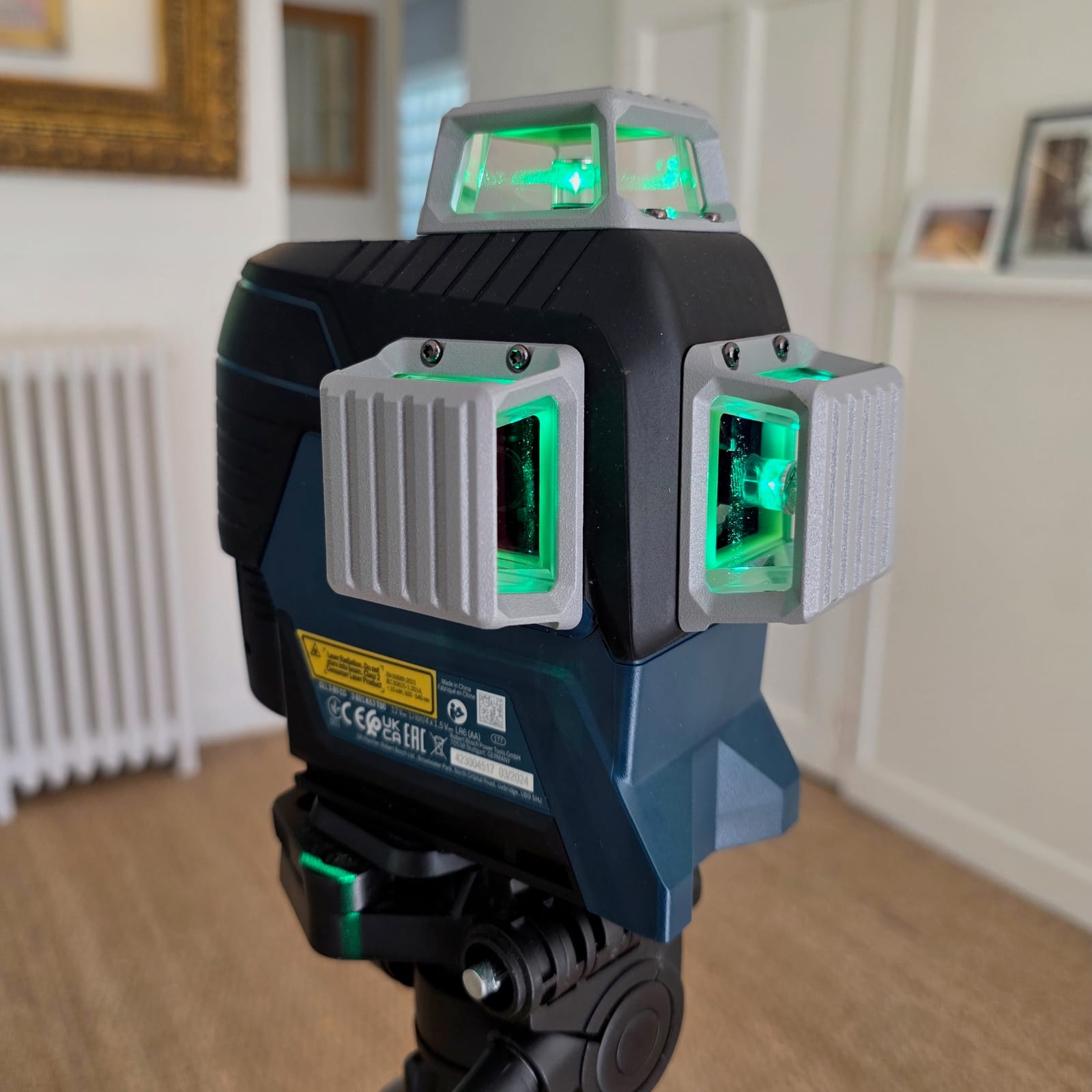 Laser a linee Bosch Professional a fascio verde su treppiede in una stanza