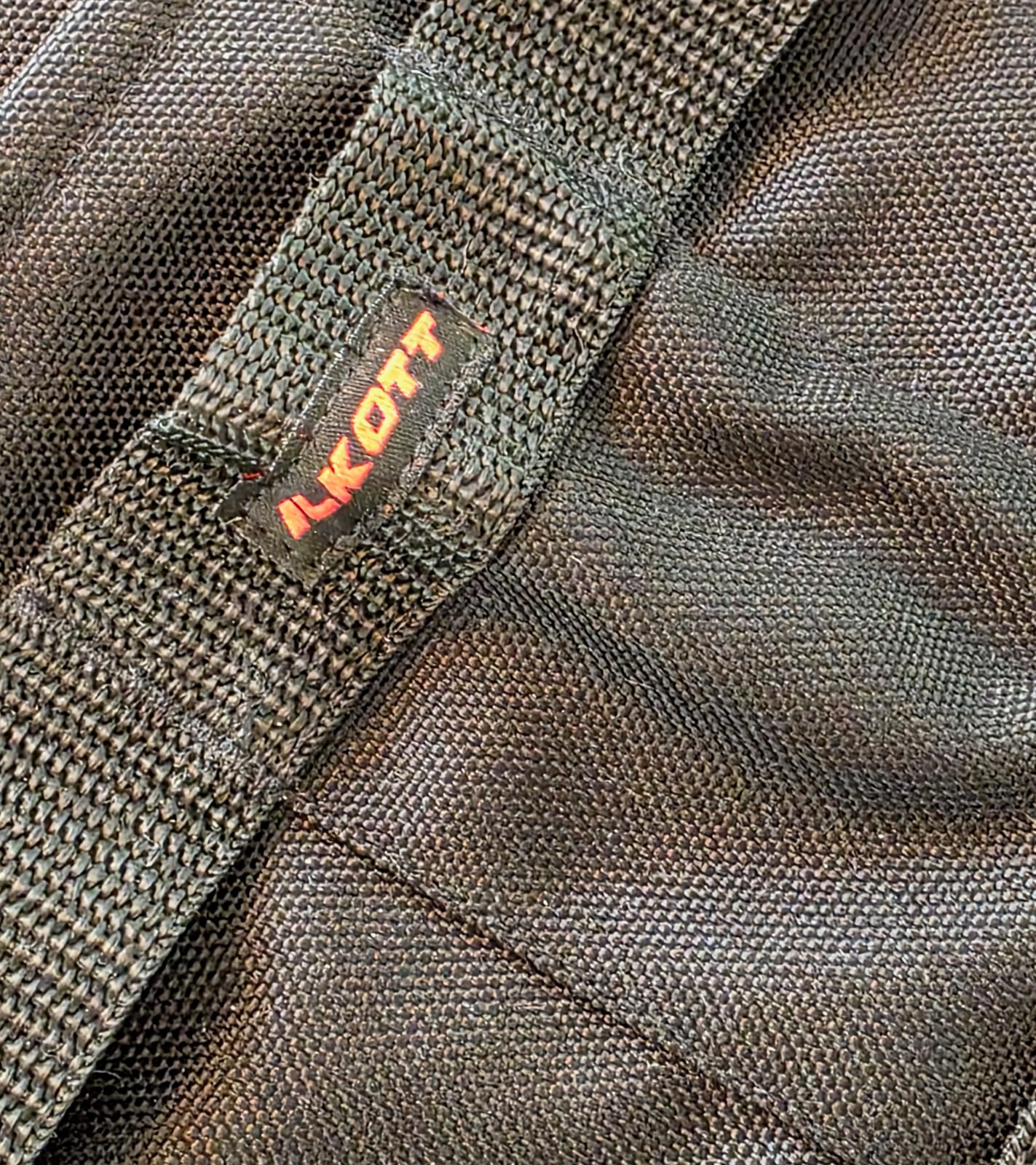 Primo piano del logo Ilkott sulla custodia AA61
