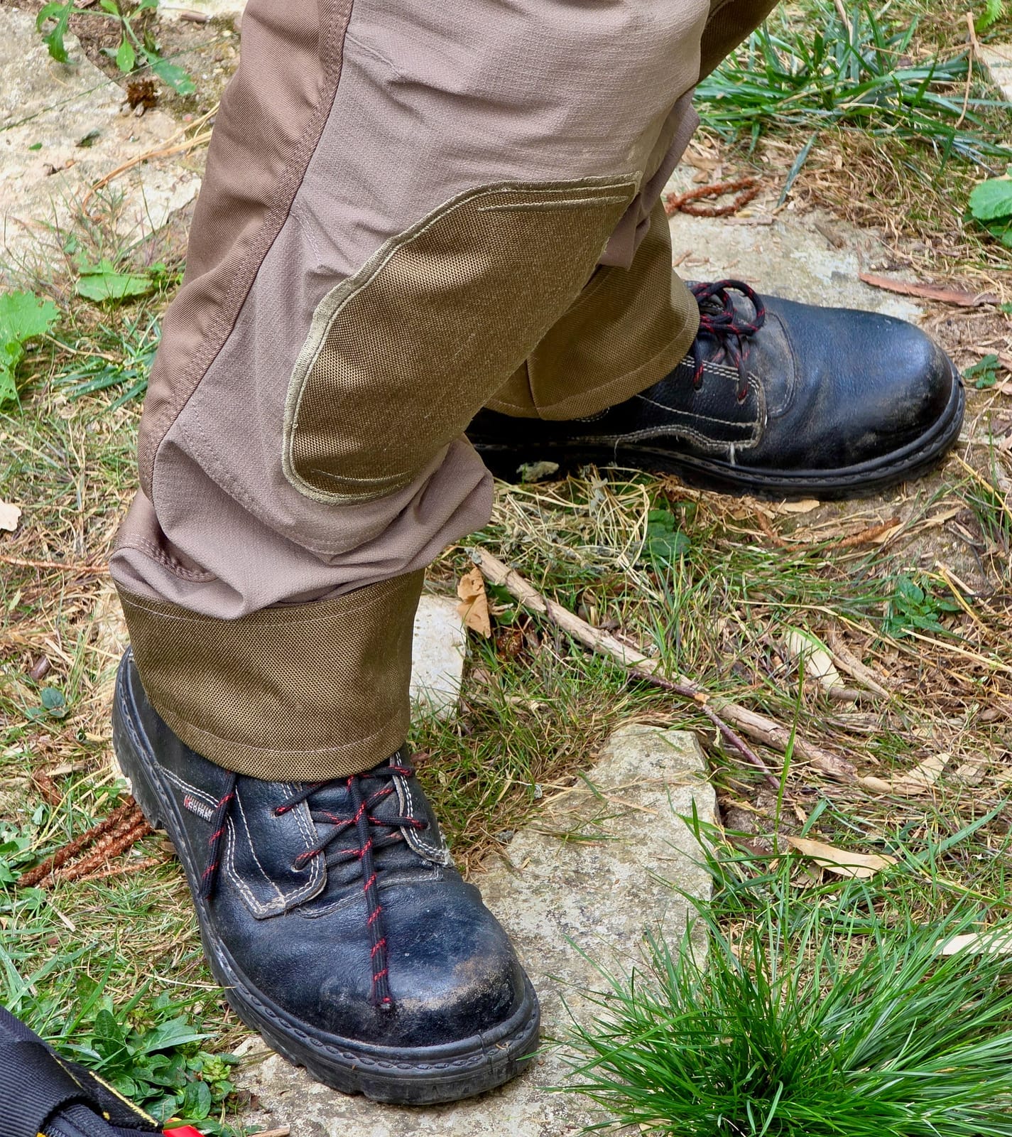 Primo piano sulla parte bassa dei pantaloni Ilkott con scarpe antinfortunistiche Cofra Electrical
