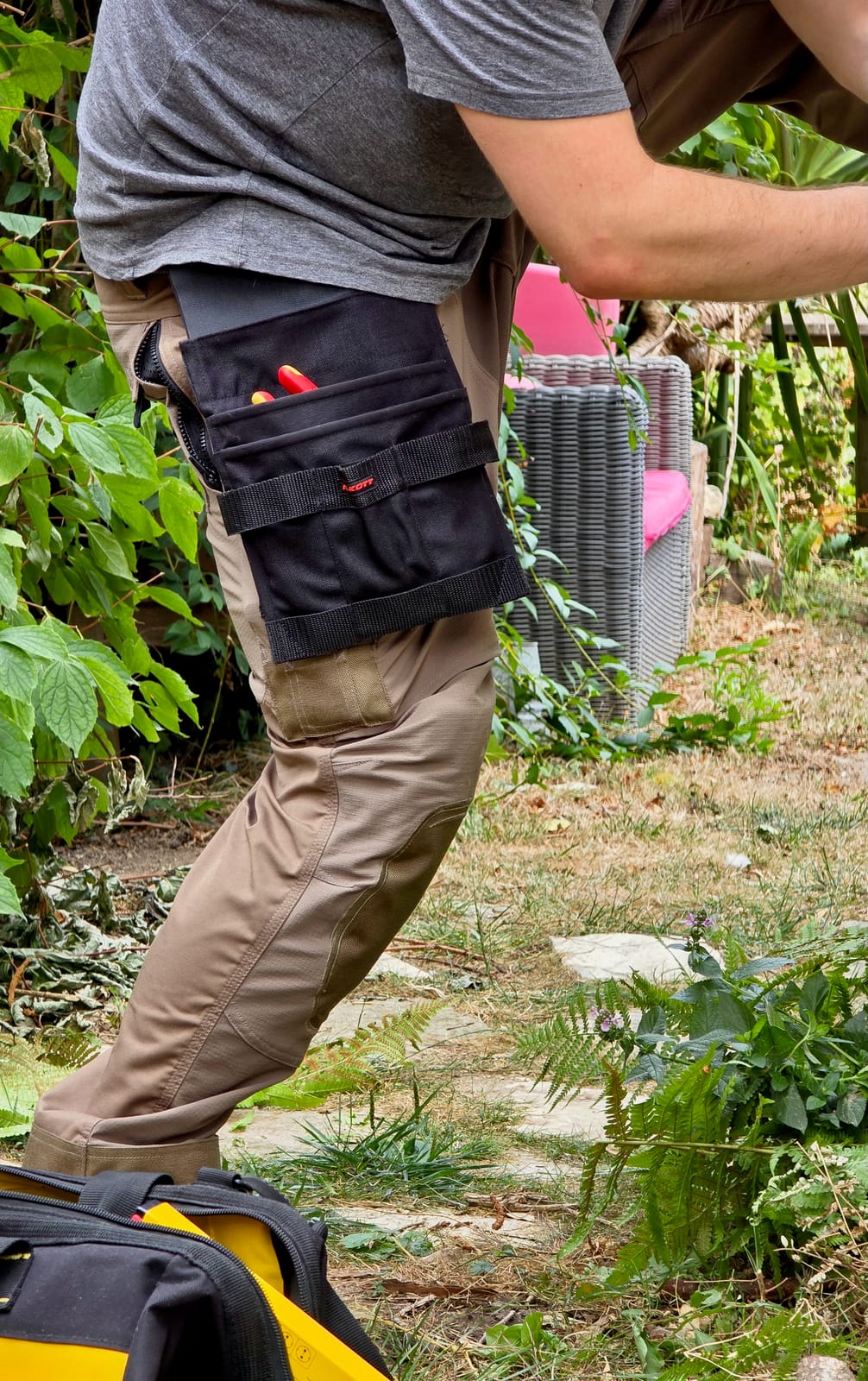Altro angolo della custodia portautensili Ilkott sul pantalone