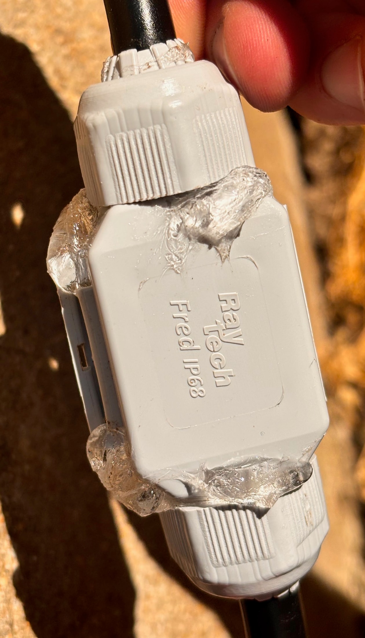 Geschlossener wasserdichter Steckverbinder Raytech Fred IP68 mit über die Dichtungen quellendem Gel