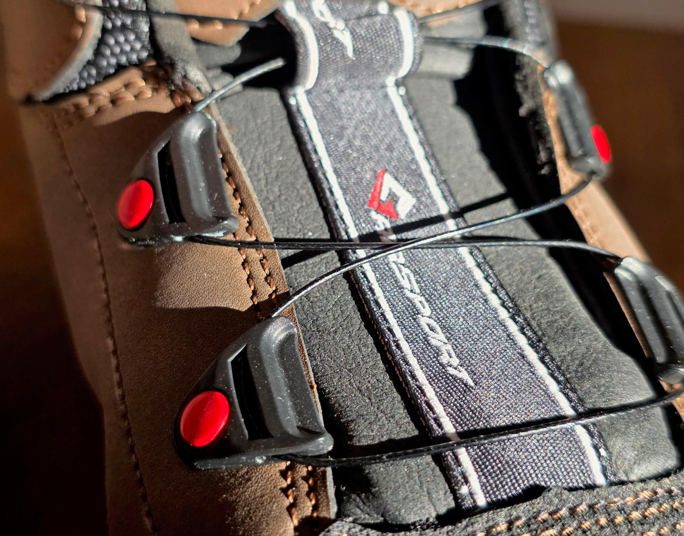 Detail of the red hooks of the lacing system on the Ilkott safety shoe