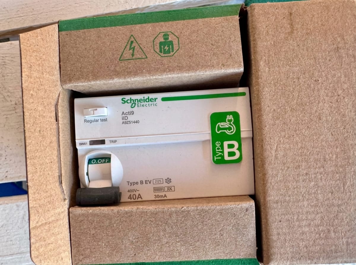 Interruttore differenziale Schneider Acti9 tipo B EV 40 A 30 mA nella sua confezione aperta, con adesivo verde Tipo B