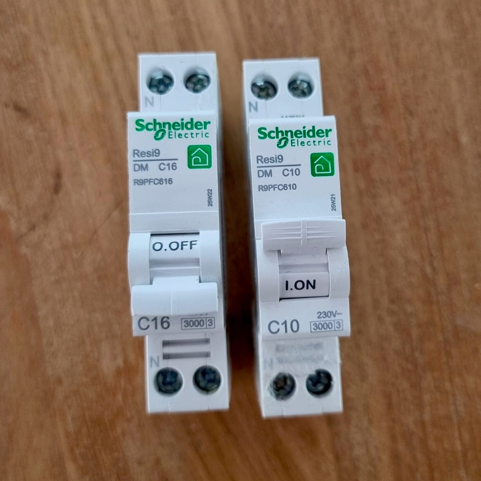 Disjoncteurs magnétothermiques Schneider type C avec marquage C16 visible en gros plan