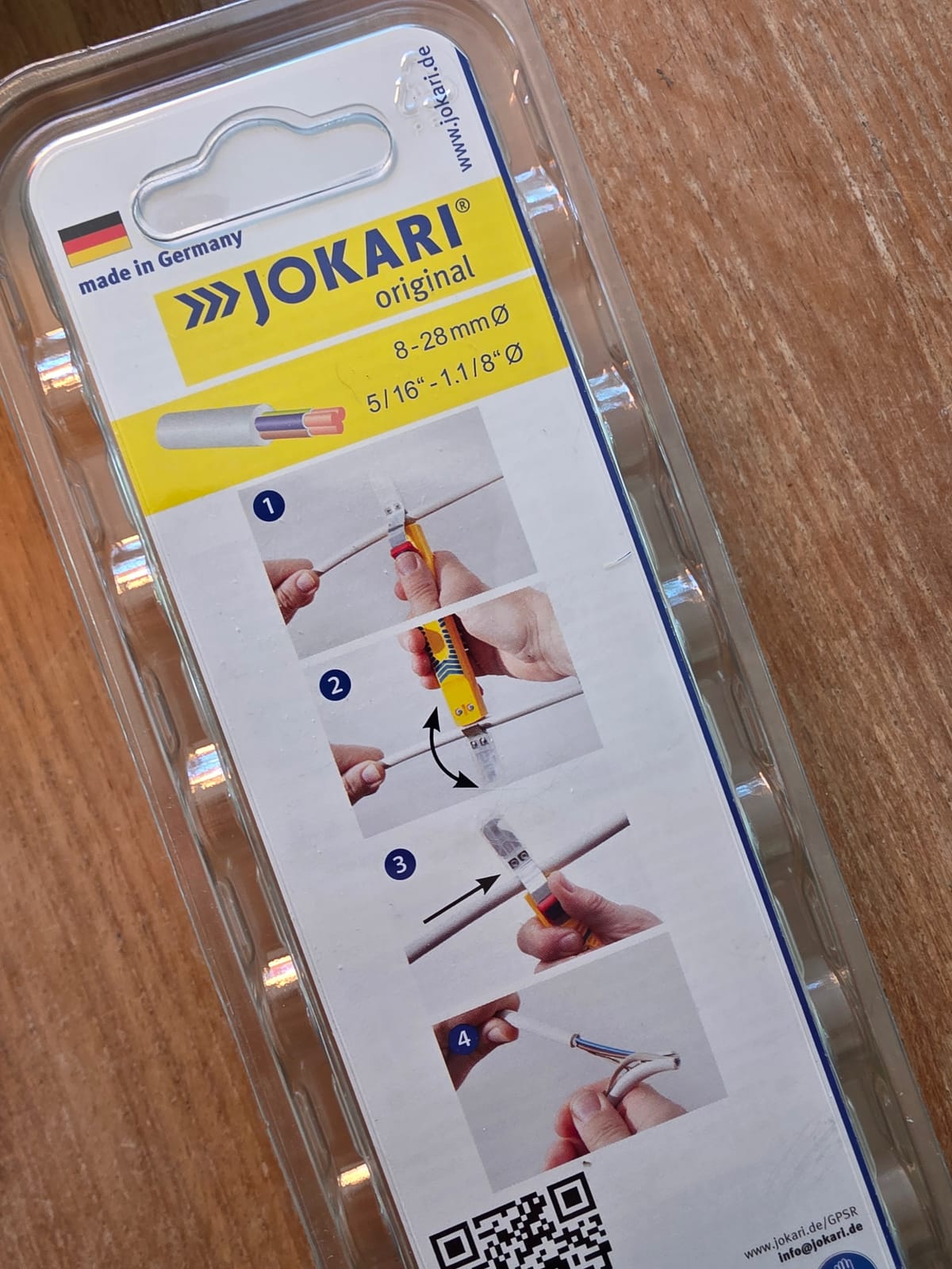 Retro della confezione Jokari dello spelacavi con le istruzioni per l’uso in quattro passaggi e il diametro 8-28 mm