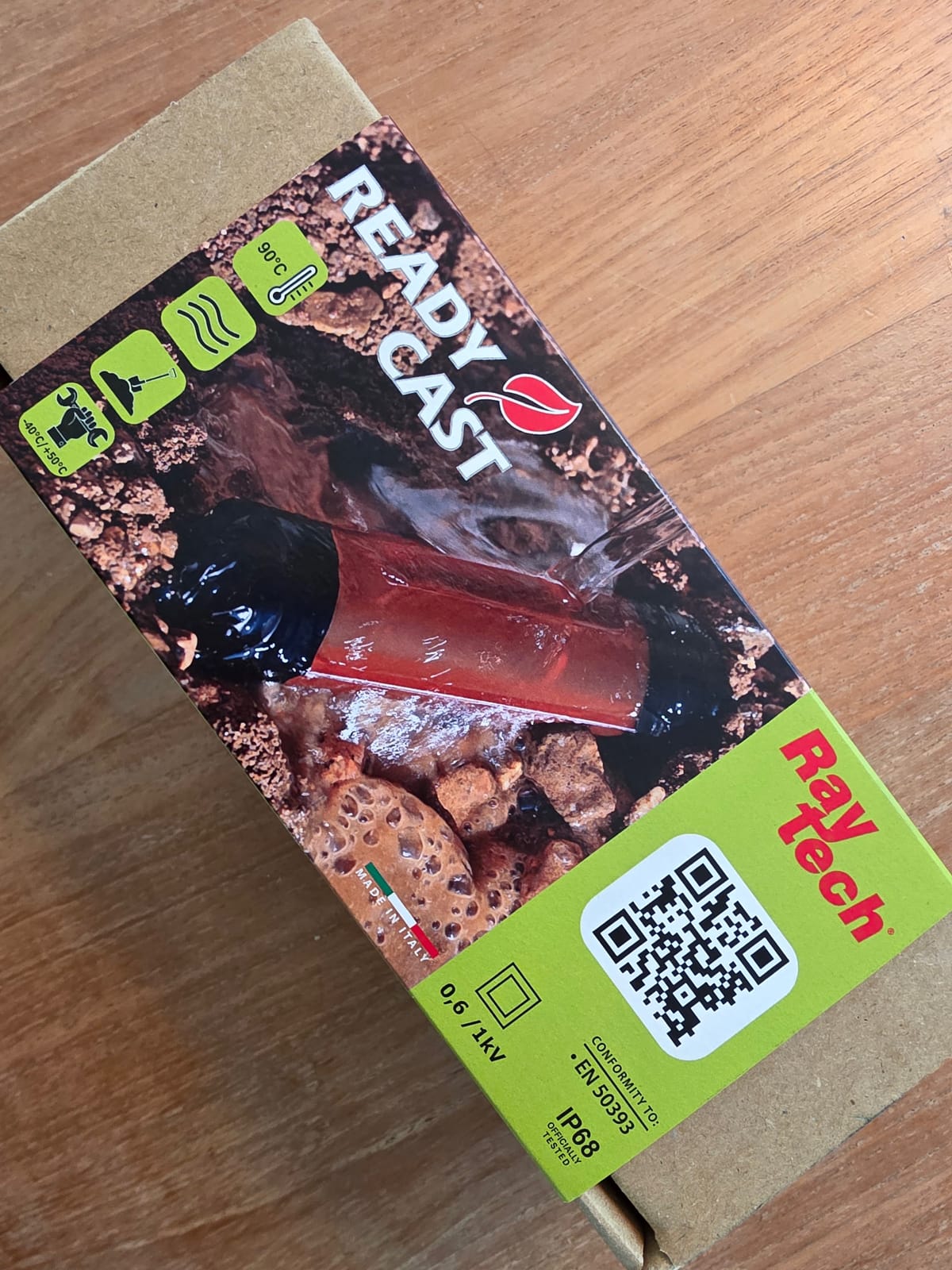 Imballaggio in cartone della scatola di derivazione Ready Cast Raytech, marcatura IP68 0,6-1 kV, su un tavolo di legno