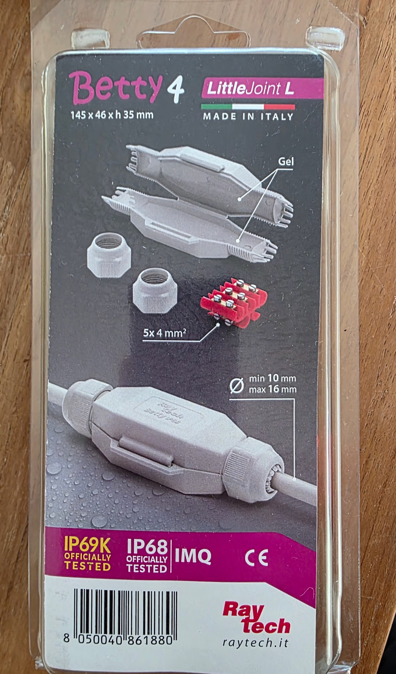 Verpackung des wasserdichten Steckverbinders Raytech Betty 4 mit den Schutzarten IP68 und IP69K und dem Hinweis made in Italy