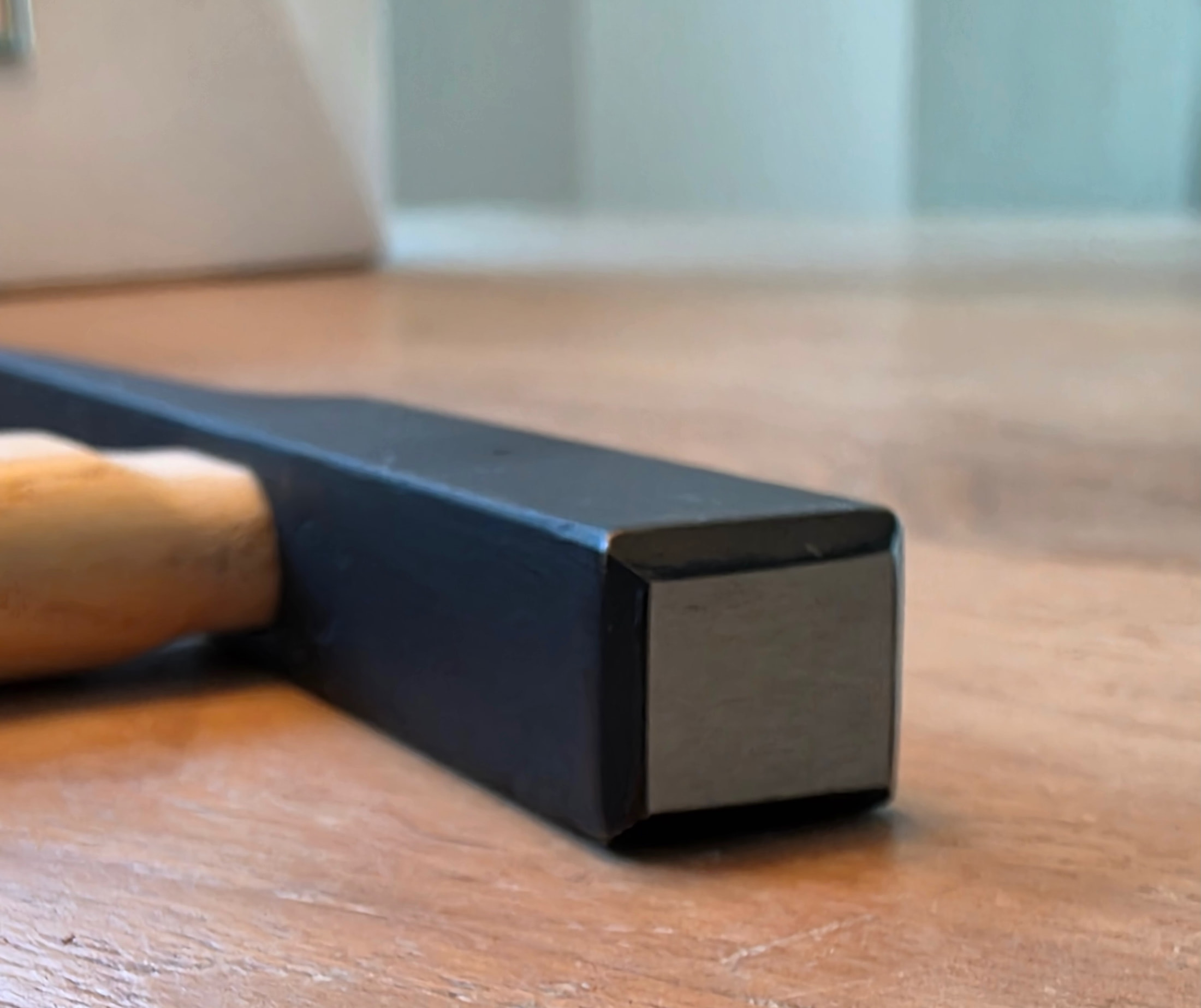 Square striking face of the PICARD 0001701-0200 electrician's hammer with its ash handle