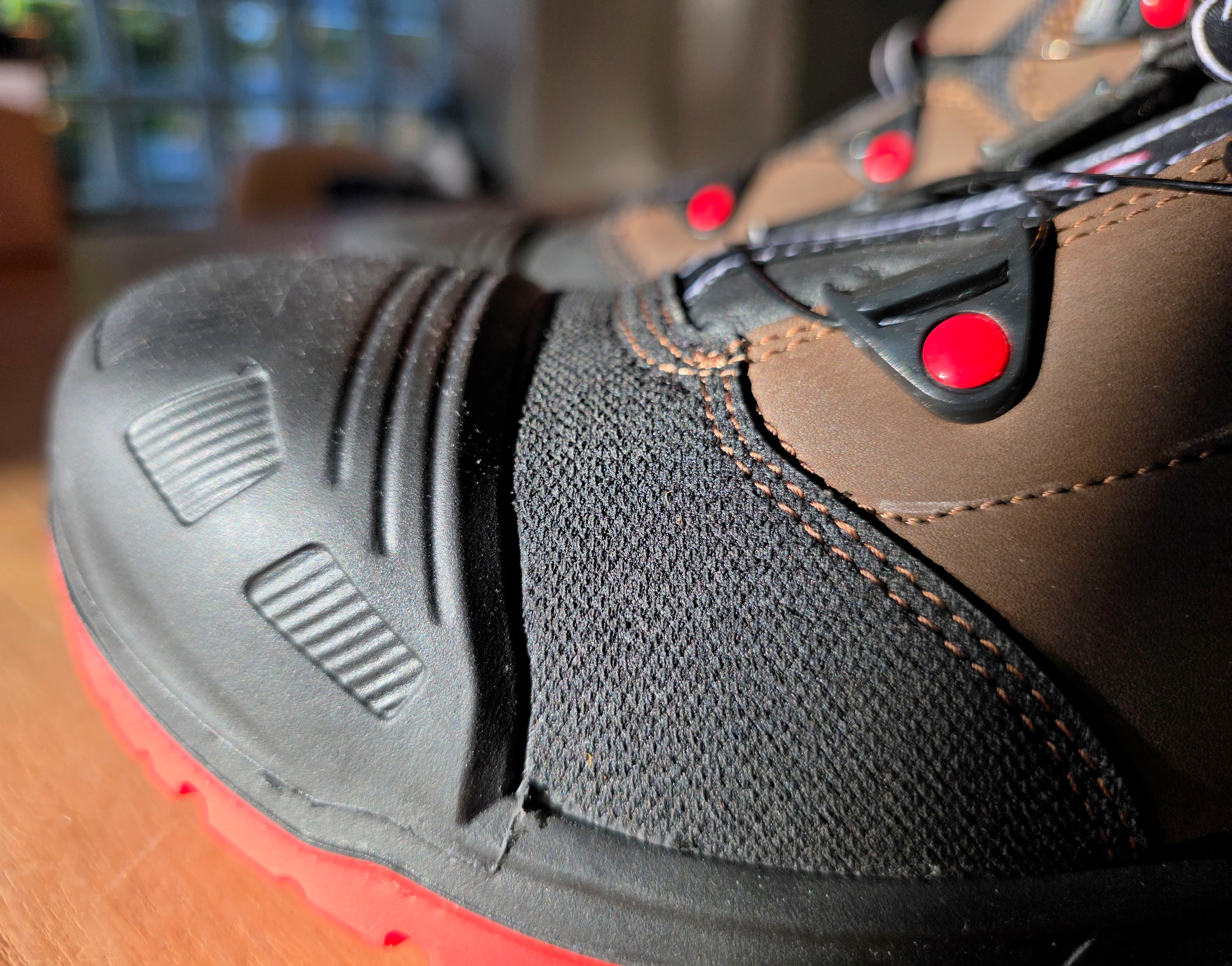 Close-up of the reinforced toe on the Ilkott Mid G safety shoe, red sole and black mesh