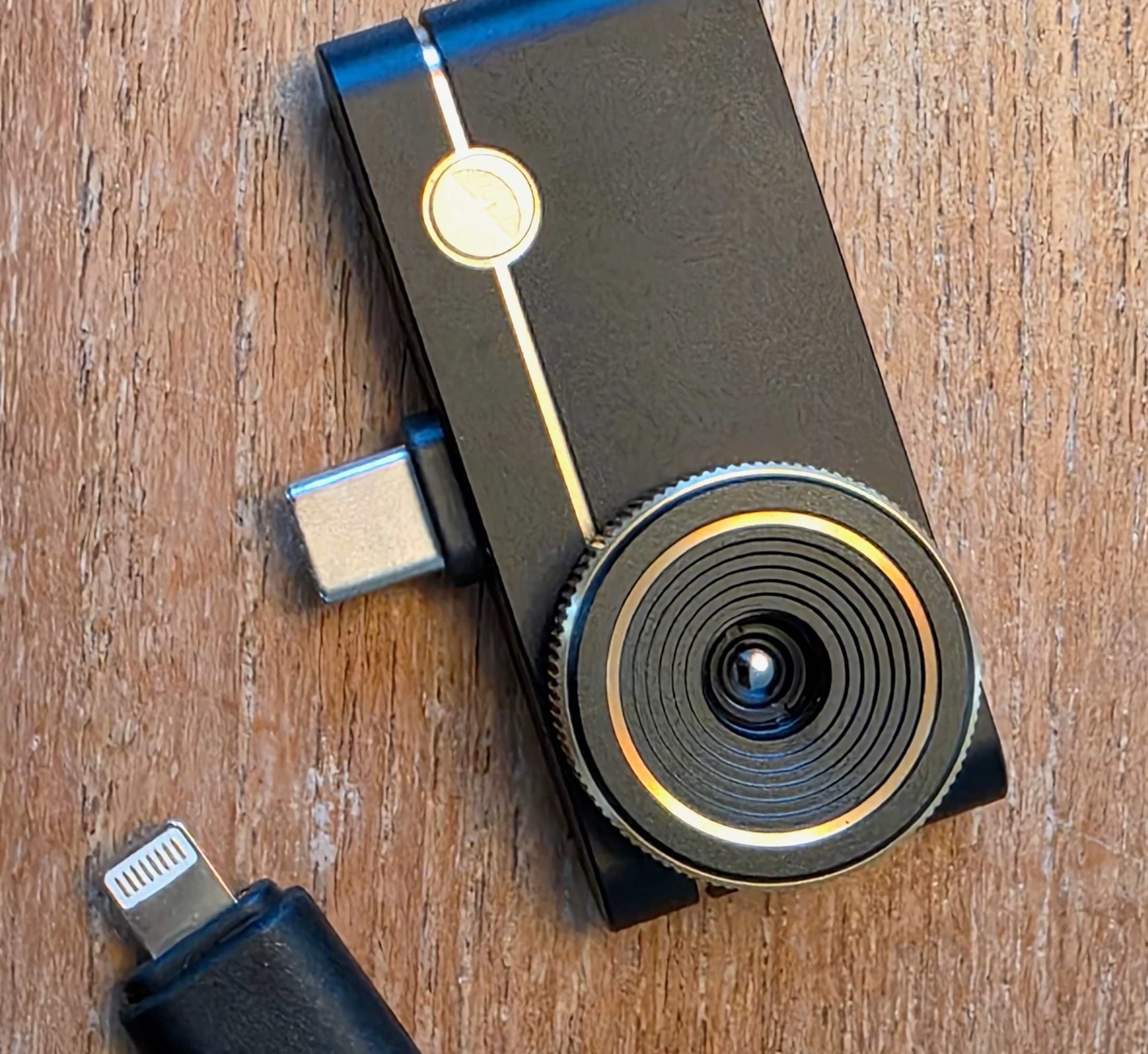 Thermal Master P3 en primer plano con su conector USB-C alargado y su adaptador
