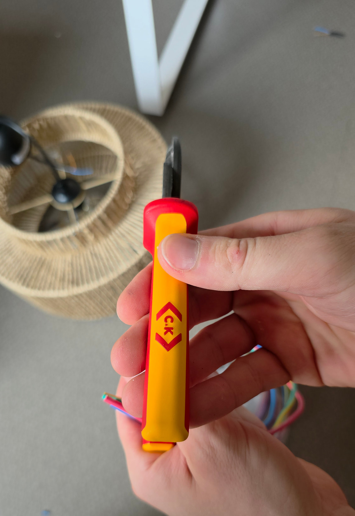 Primer plano de las hojas en media luna del alicate C.K Tools penetrando la funda de un cable