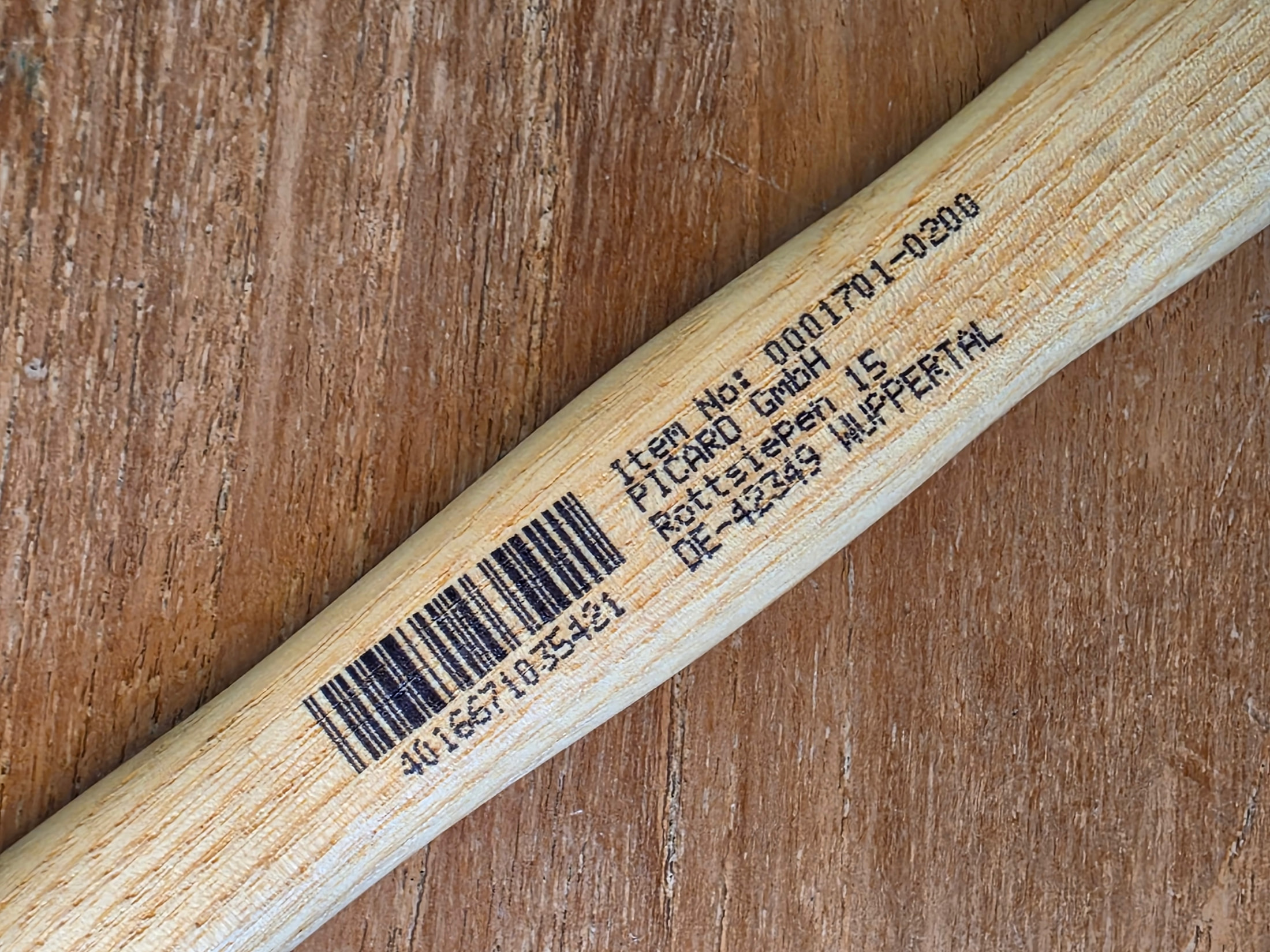 Close-up of the ash handle of the PICARD hammer with the printed reference 0001701-0200 and the barcode