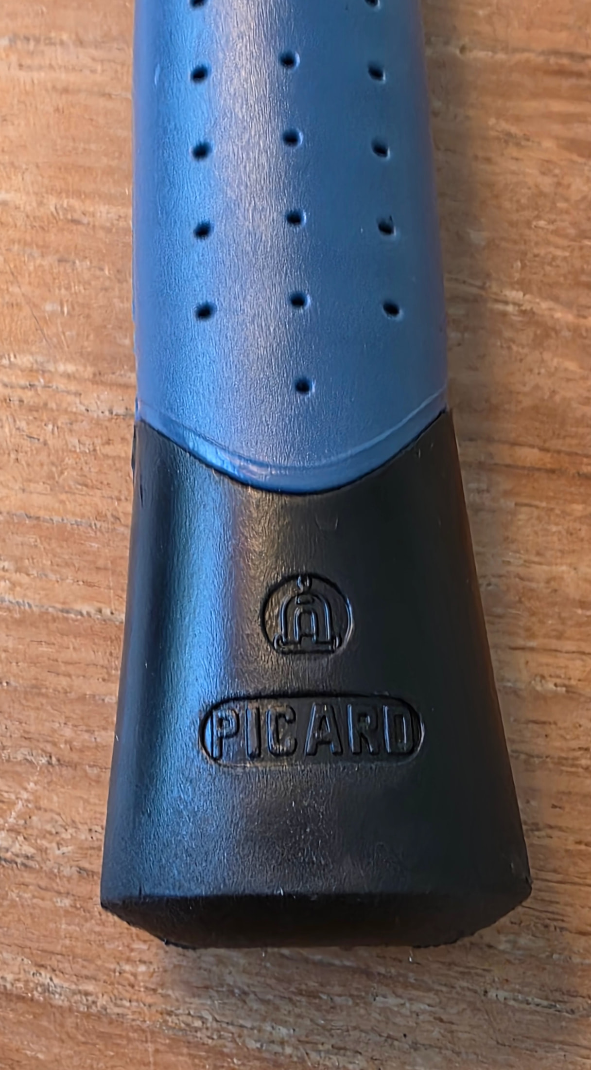 Detalle del extremo del mango bicolor del PICARD Meisselmeister, con el logotipo grabado