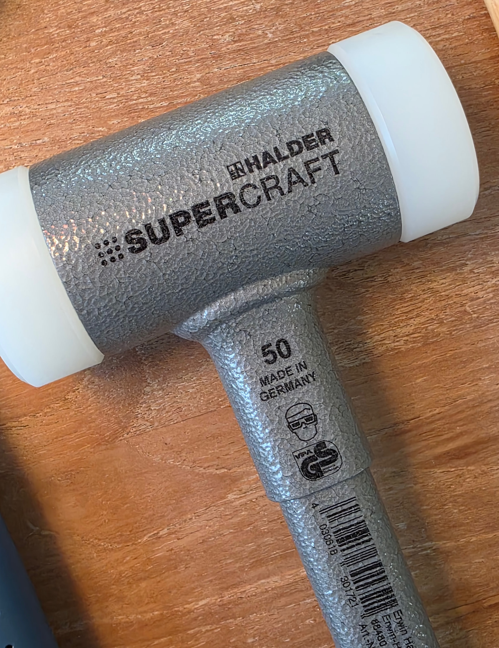 Close-up of the head of the no-rebound HALDER SUPERCRAFT mallet with its white nylon tips