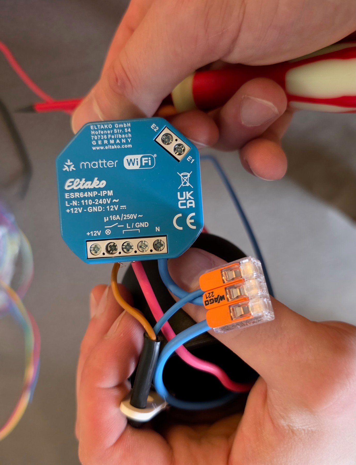 Cacciavite C.K Tools Dextro, micromodulo e morsetti Wago in una campana a sospensione
