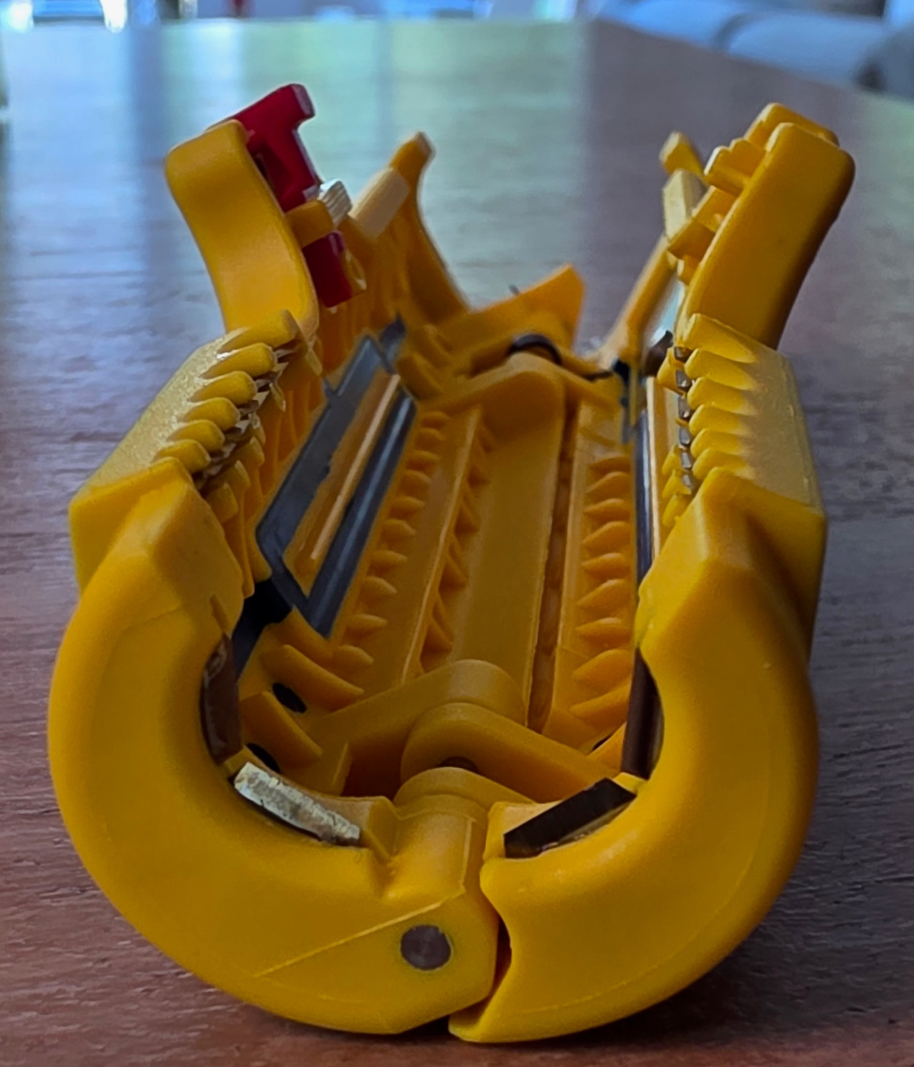 Spellacavi Jokari Secura No. 15 aperto che mostra le lame e il meccanismo giallo su un tavolo