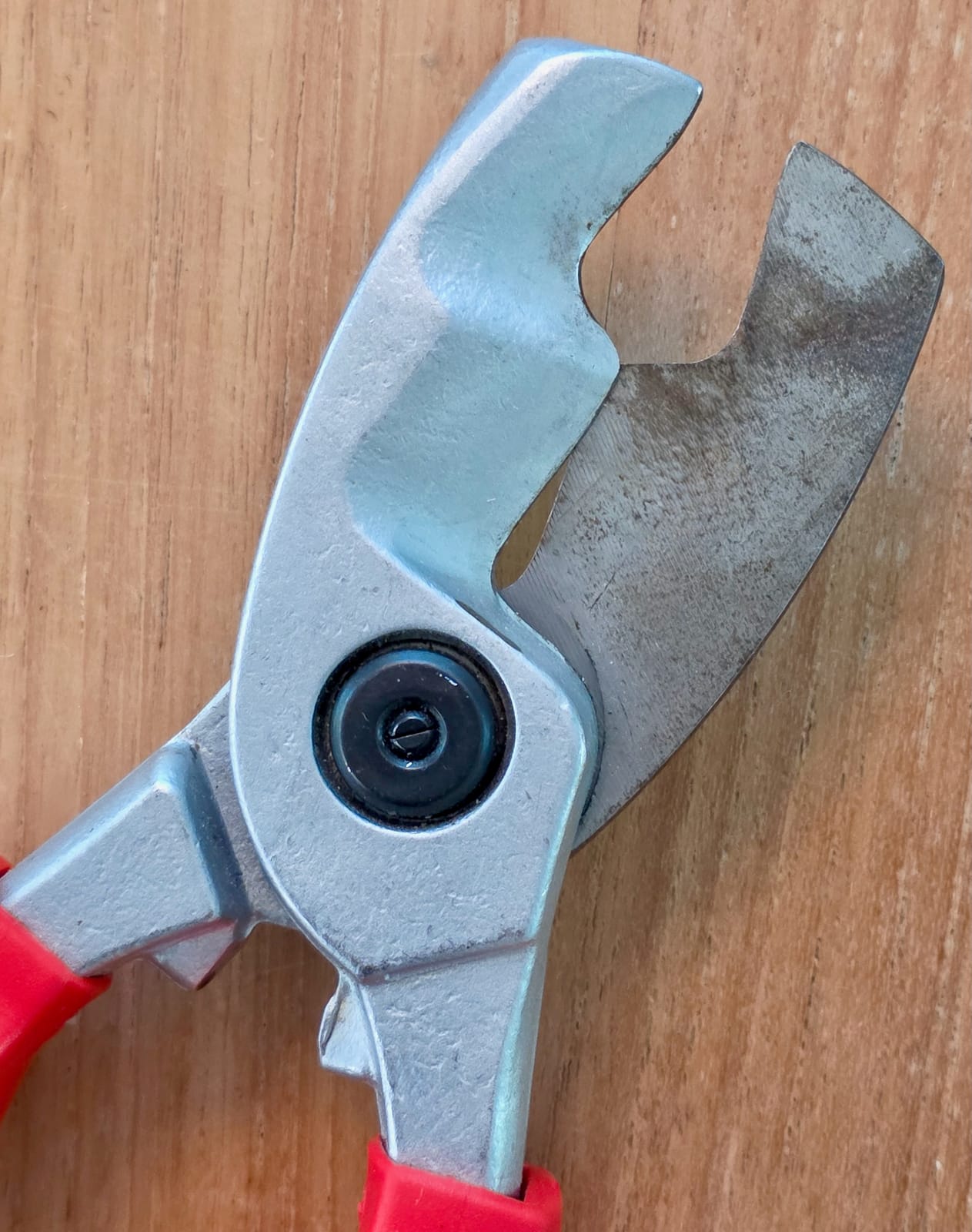 Primo piano del dorso della mascella di una cesoia per cavi Knipex 95 16 200 VDE con tracce d'uso