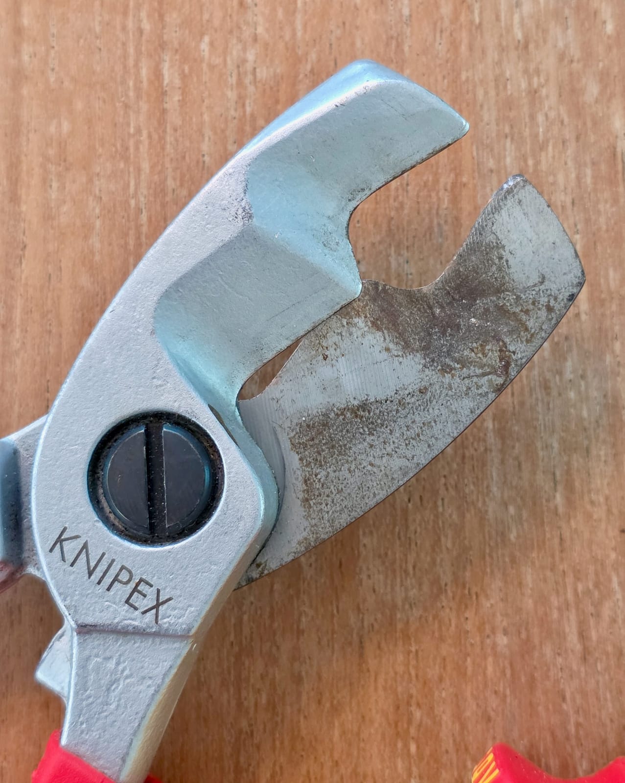 Cortacables Knipex 95 16 200 VDE, primer plano de la mordaza con marcas de uso