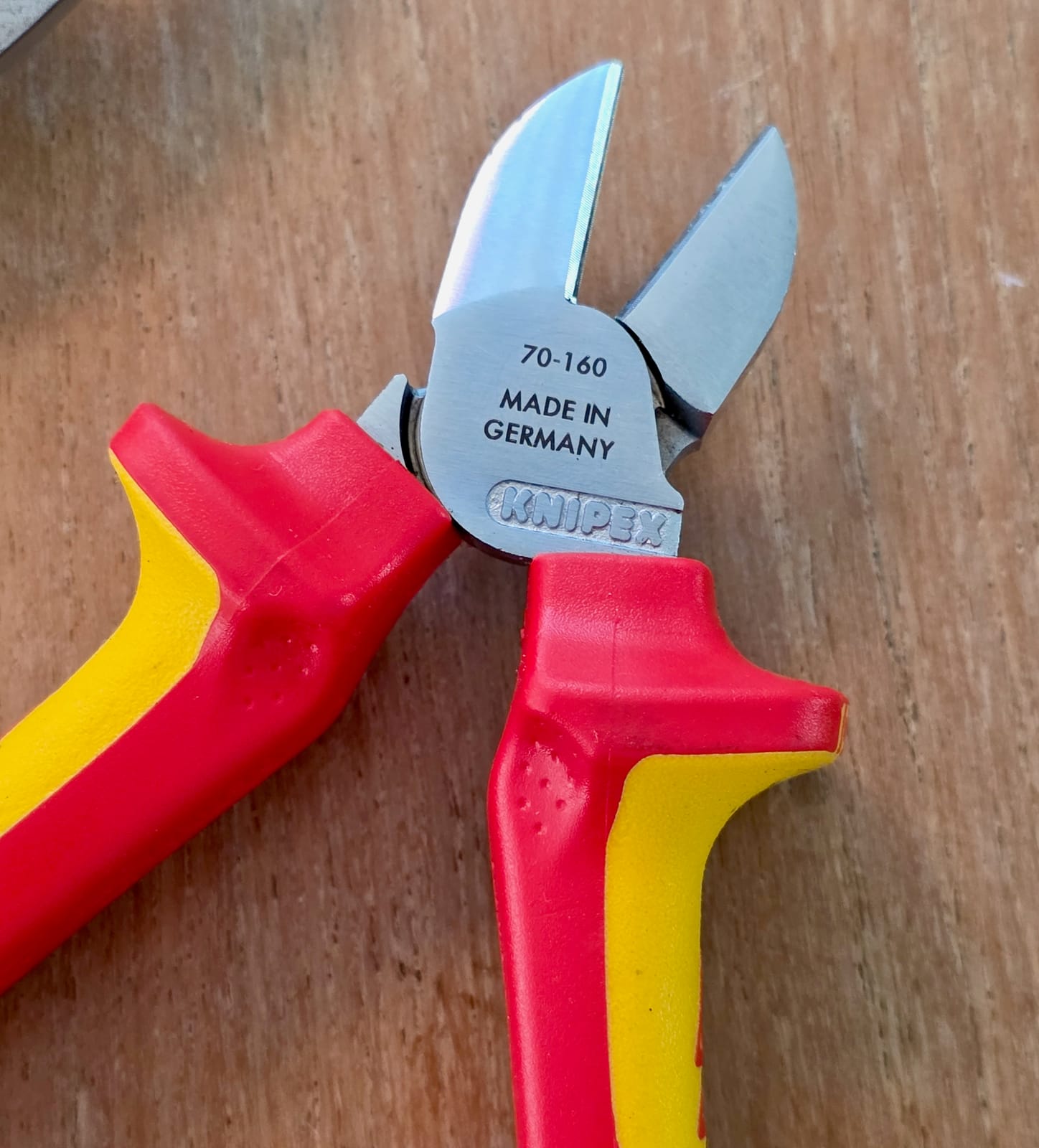 Alicate de corte diagonal Knipex VDE 160 mm, mordaza vista desde atrás con mango aislado amarillo y rojo
