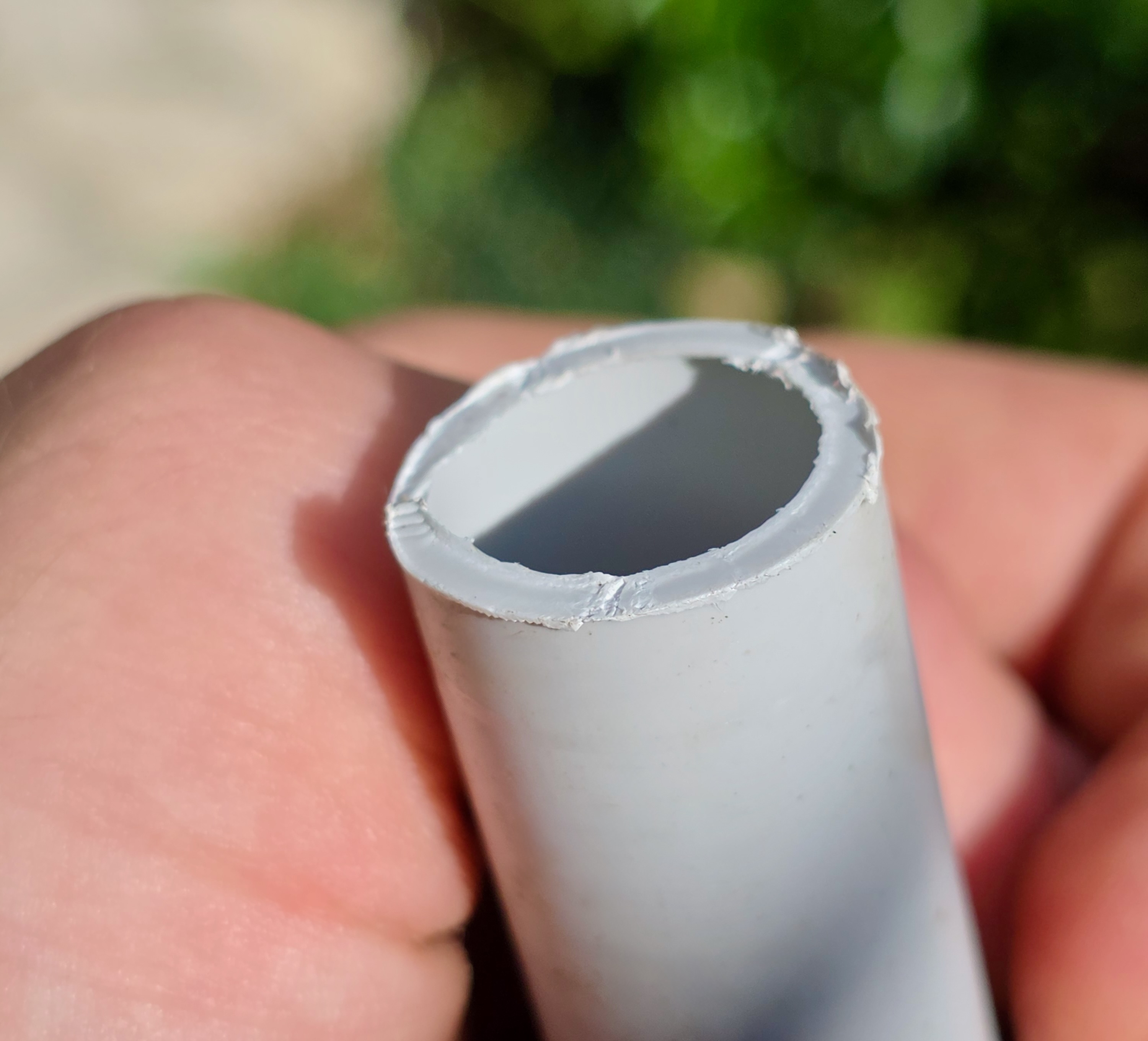 Tubo de PVC cortado limpiamente con el cortatubos KNIPEX Tubix, resultado final en obra