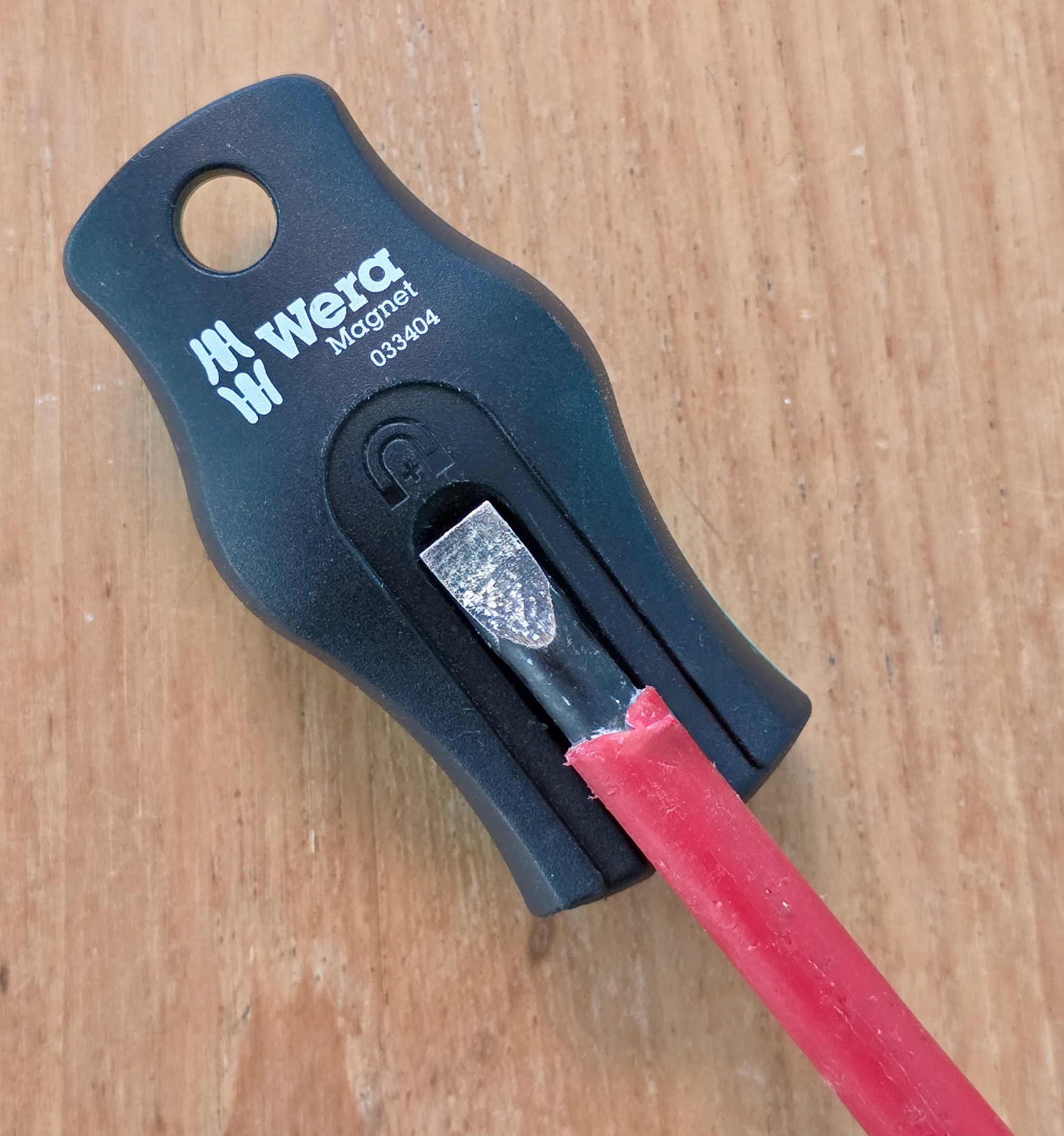 Destornillador Wera colocado sobre un magnetizador de puntas de atornillado