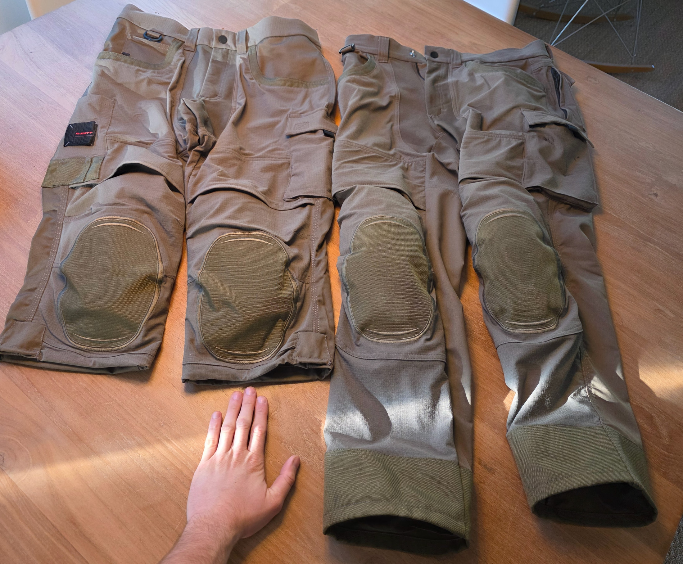 Pantacourt Ilkott Fresh Collection e pantalone da lavoro con ginocchiere, appoggiati su un tavolo in legno
