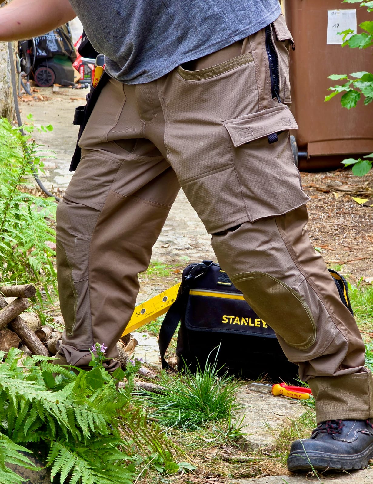 Vista laterale del pantalone Ilkott con pinza Knipex e borsa per attrezzi Stanley