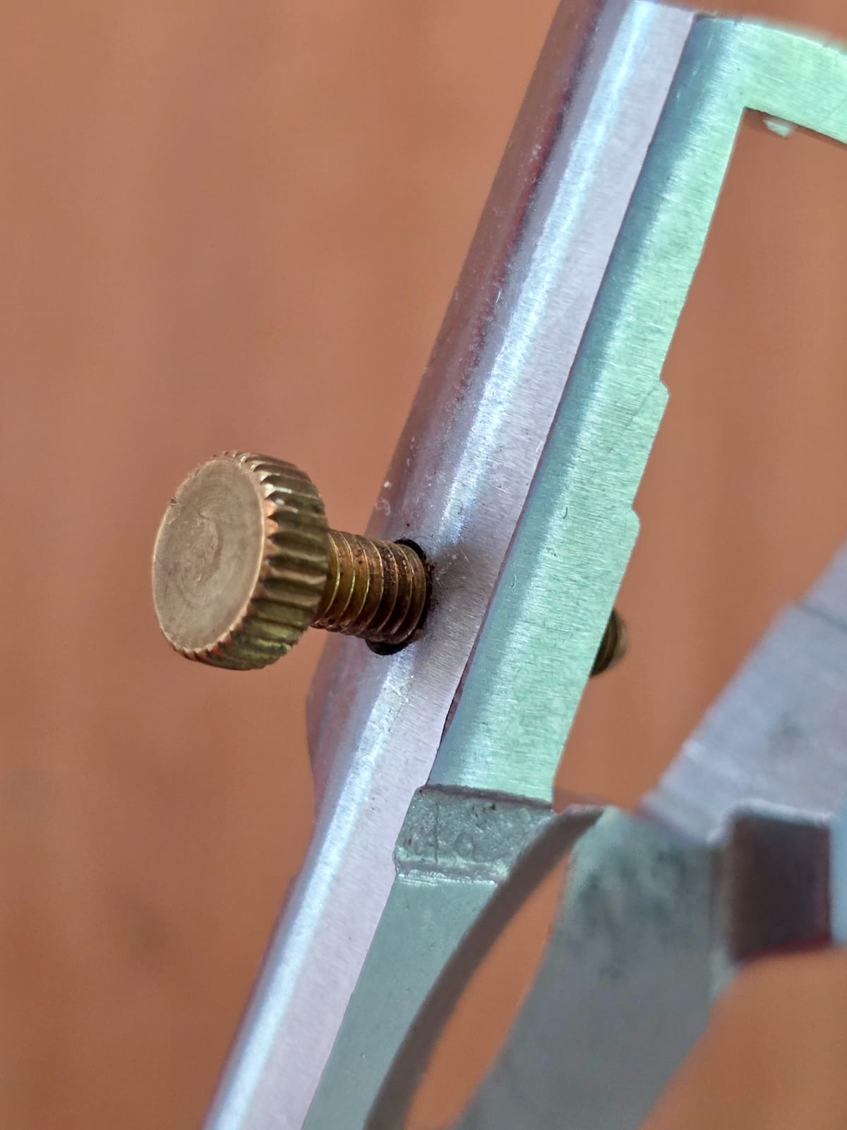Primo piano sul dado di regolazione di una pinza spellafili Knipex 13 66 180 VDE