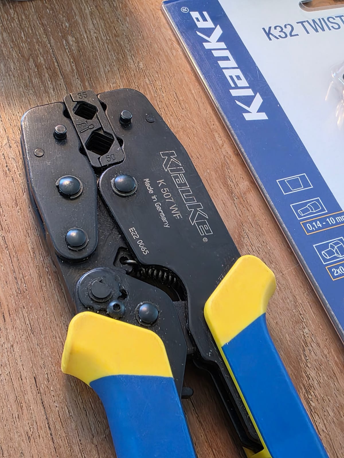 Pinza Klauke K 507 WF colocada junto al embalaje de la K32 sobre una superficie de madera, con el grabado K 507 WF y Made in Germany visibles