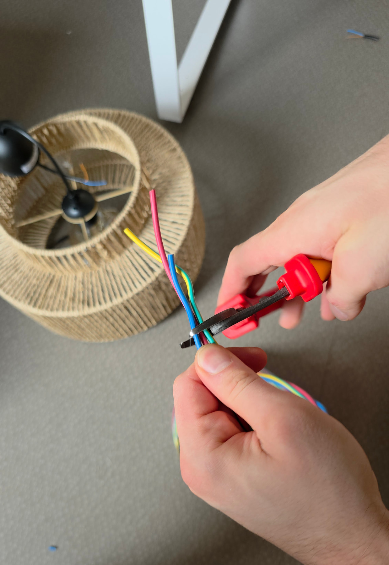 Alicate cortacables C.K Tools colocado para cortar un conductor eléctrico
