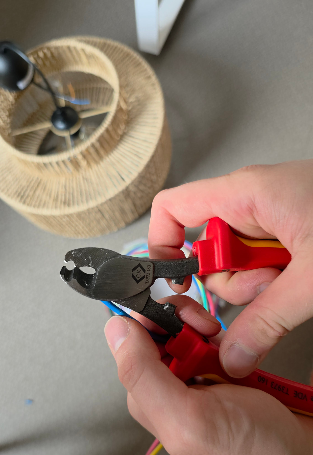 Alicate cortacables y pelacables C.K Tools RedLine VDE T3973-160 sobre un banco de madera