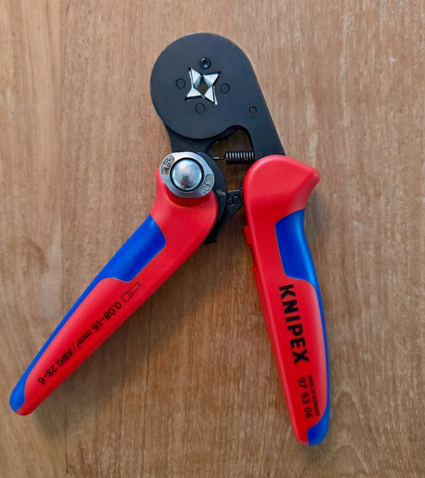 Alicate crimpador eléctrico Knipex 97 53 04, vista general con la mordaza de crimpado arriba