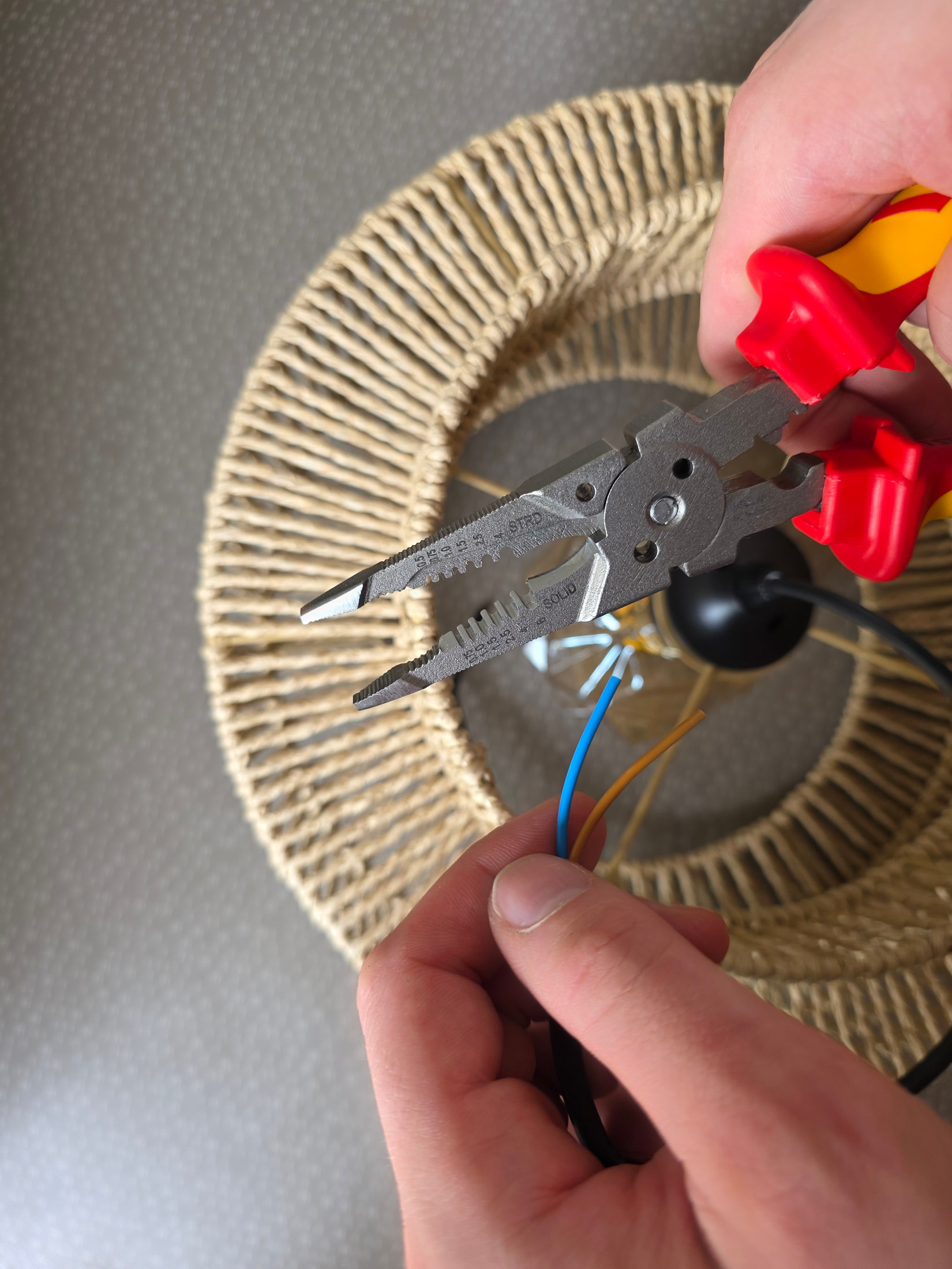 Alicate C.K Tools T3910-210 manipulando un cable eléctrico sobre una superficie de trabajo