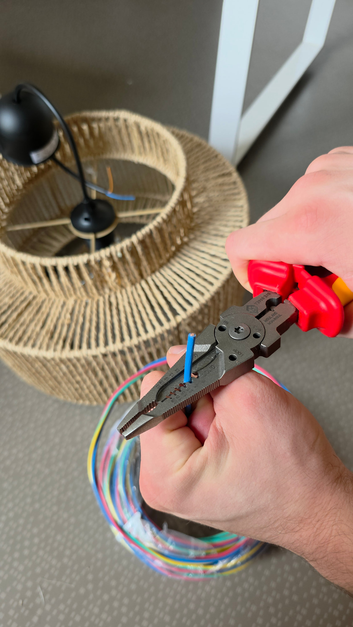 Alicate multifunción C.K Tools RedLine VDE colocado plano sobre un banco de madera