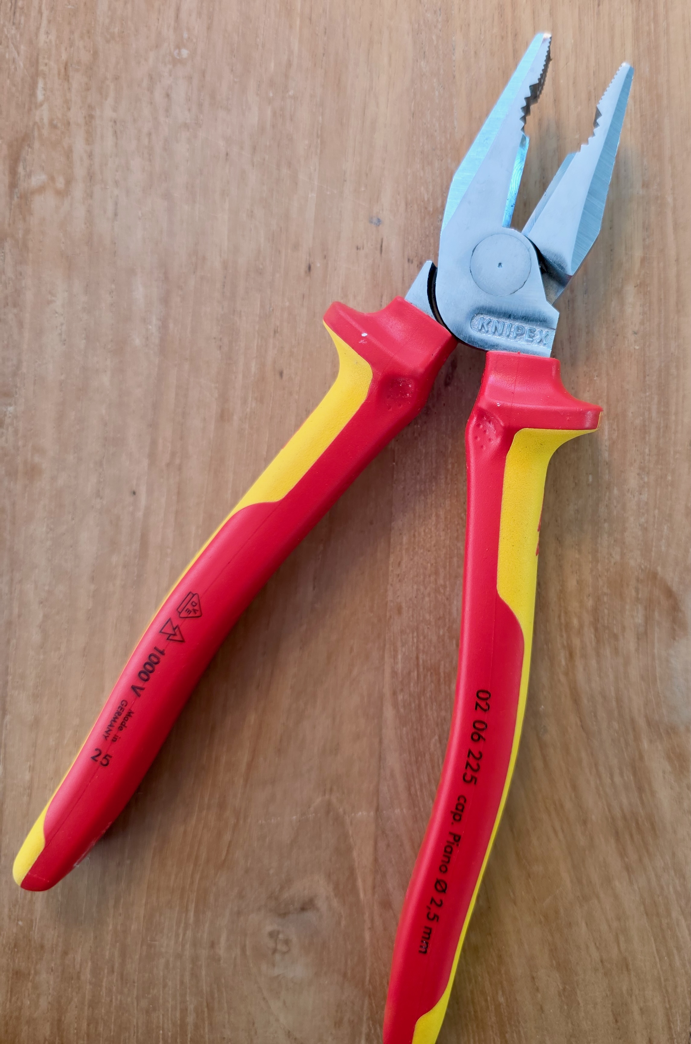 Alicates universales VDE Knipex 02 06 225 vista general, marcado de 1 000 V visible