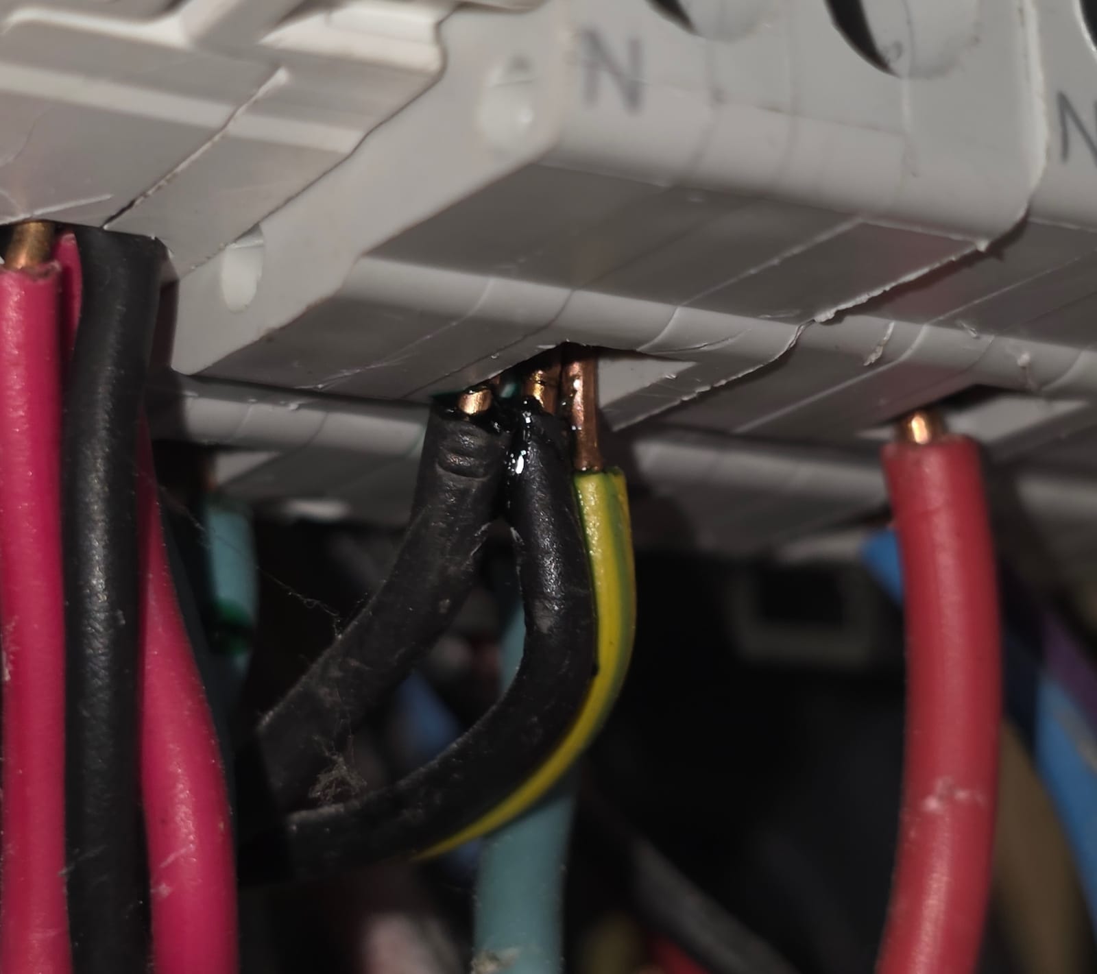 Circuit breaker with several conductors inserted into one terminal