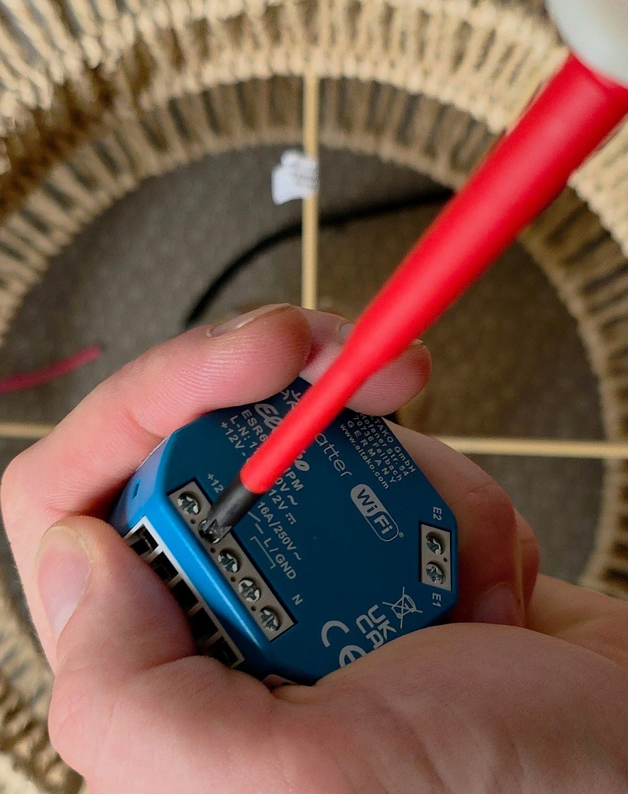 Primo piano del cacciavite C.K Tools Dextro in presa sulla vite di un morsetto a gabbia