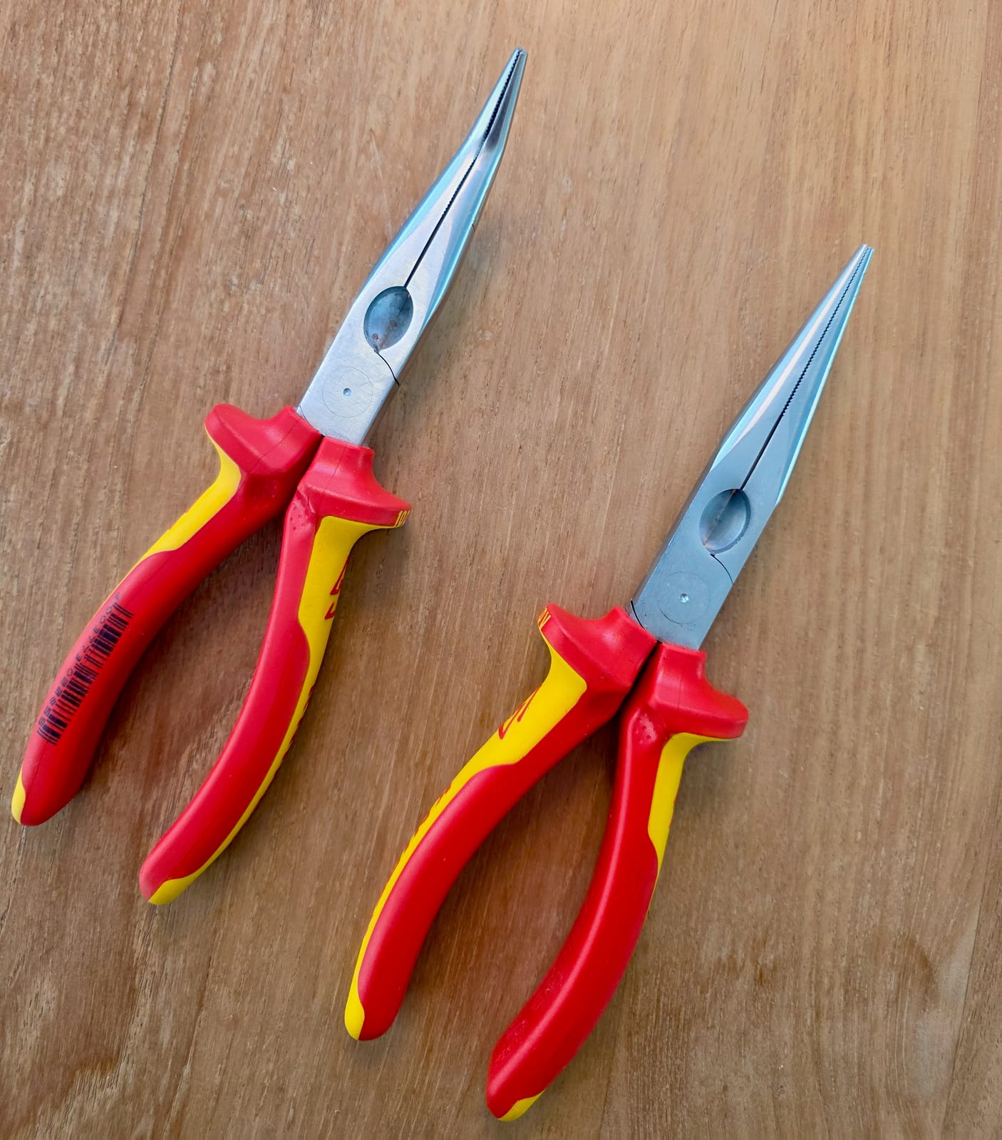 Set de dos alicates de punta Knipex VDE de 200 mm, uno de ellos con parte cortante