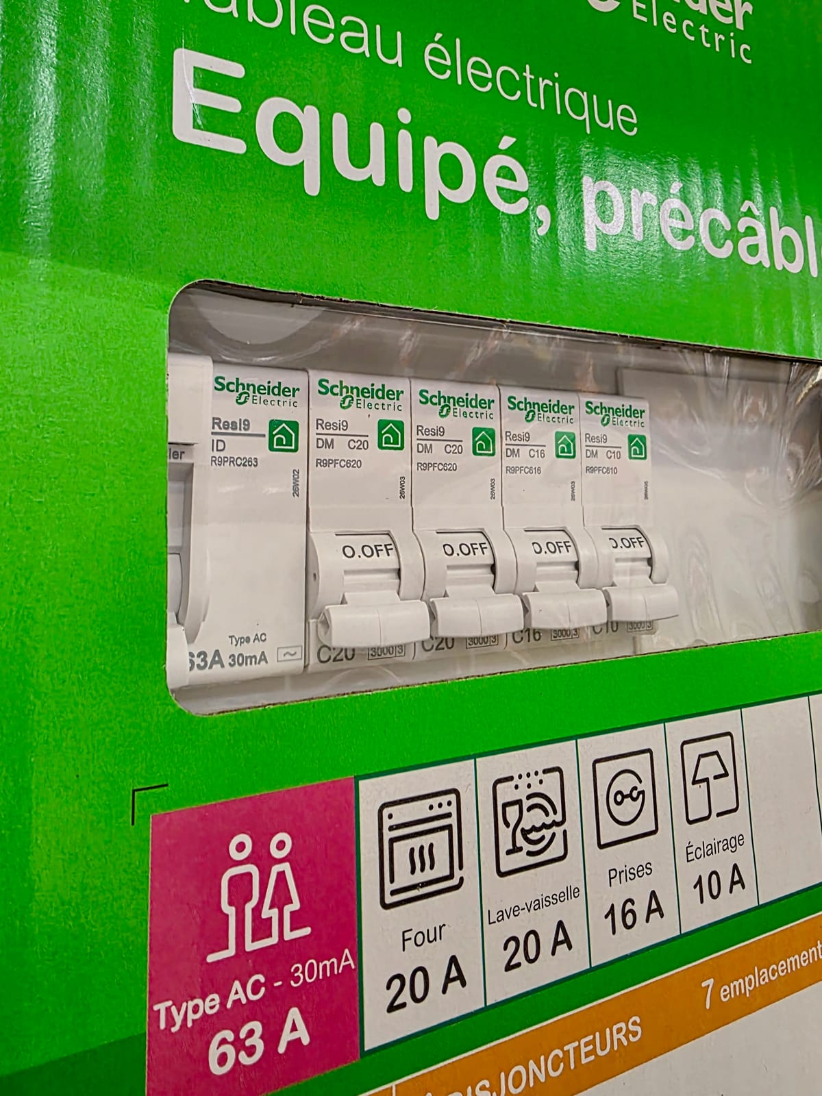 Tableau pré-câblé Schneider Resi9 avec interrupteur différentiel type AC 30 mA et départ four 20 A