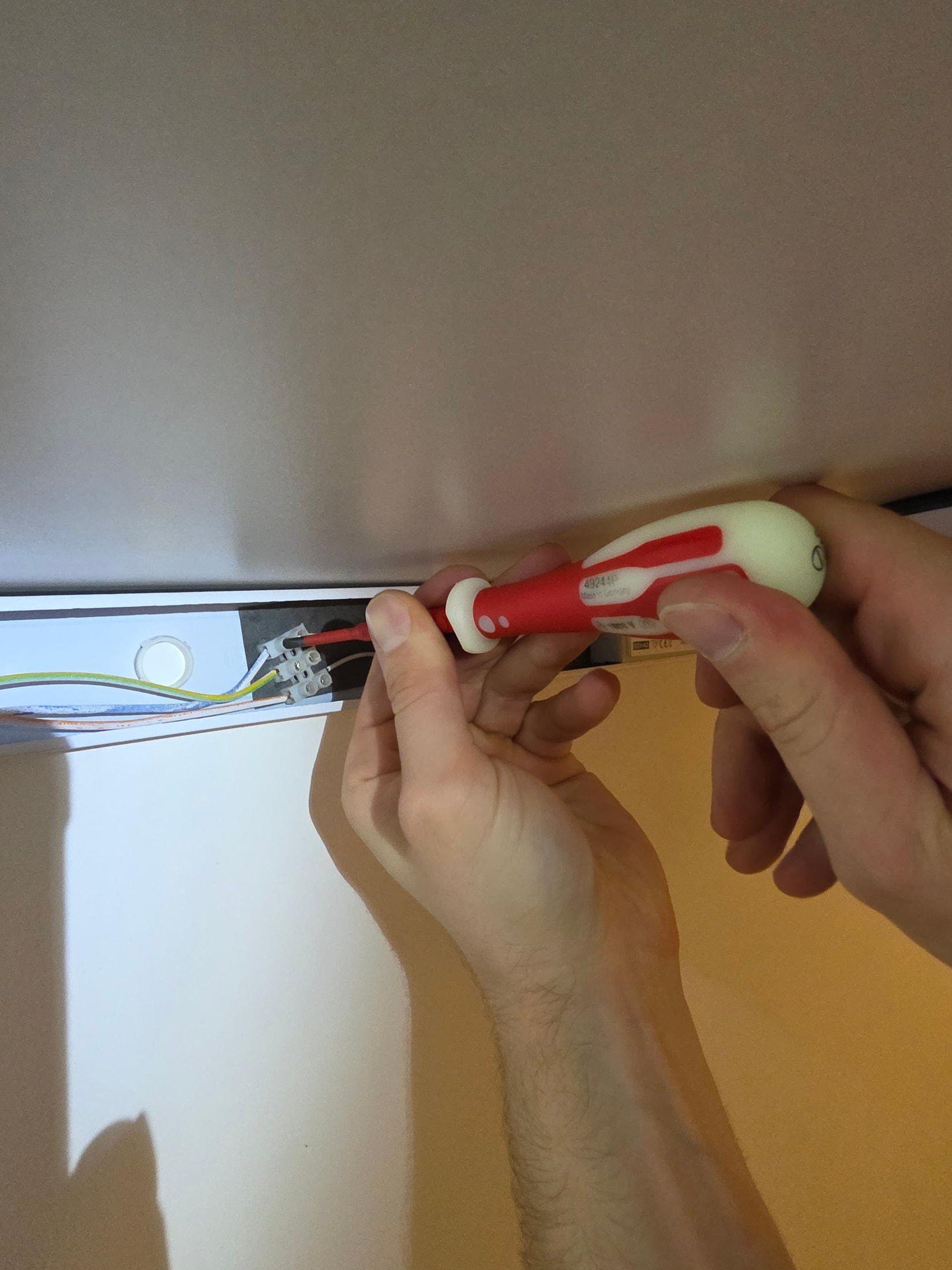 Cacciavite isolato C.K Tools Dextro VDE con manicotto portaviti su un banco di legno