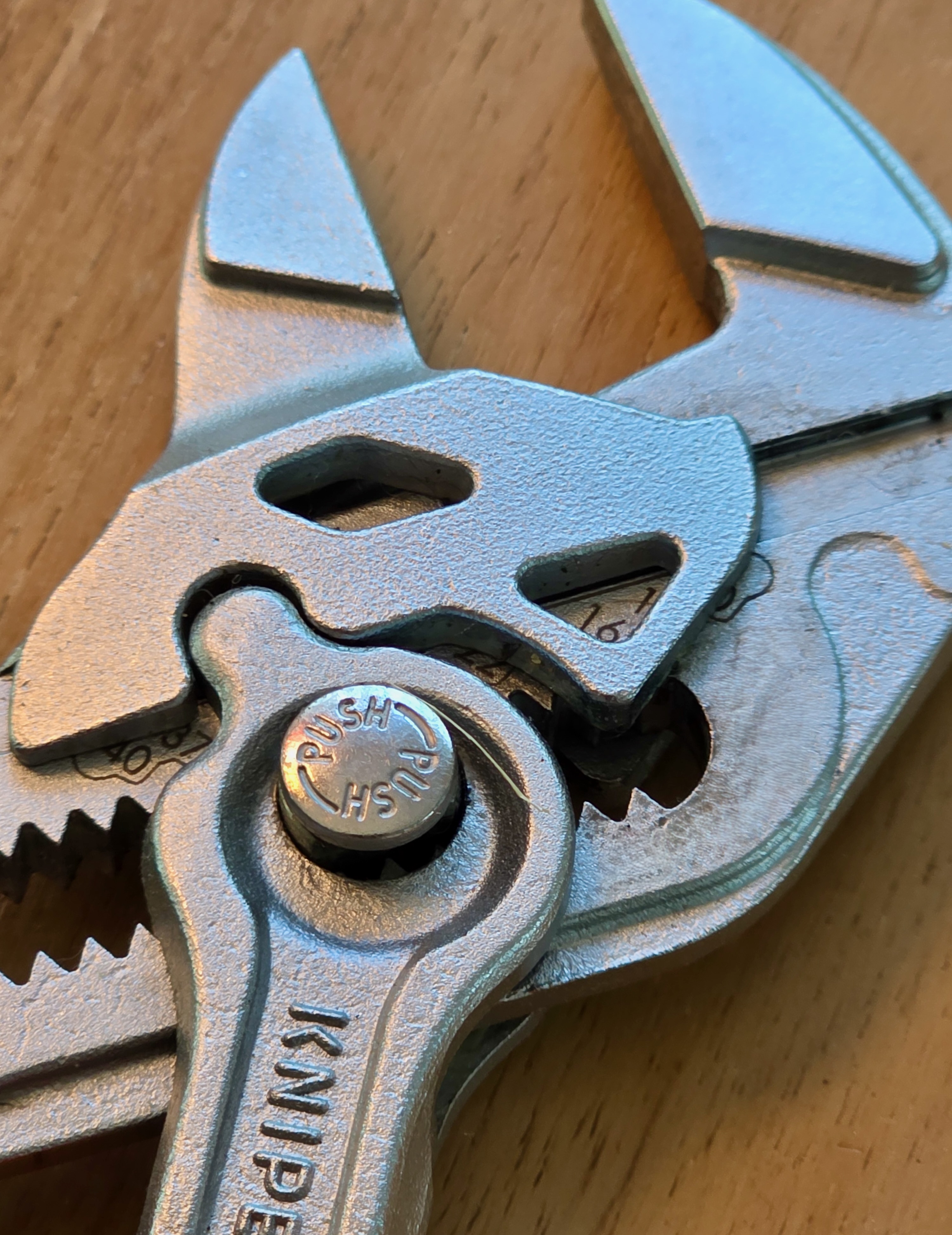 Primer plano extremo de las mordazas lisas y paralelas de una llave de tenaza KNIPEX 180 mm